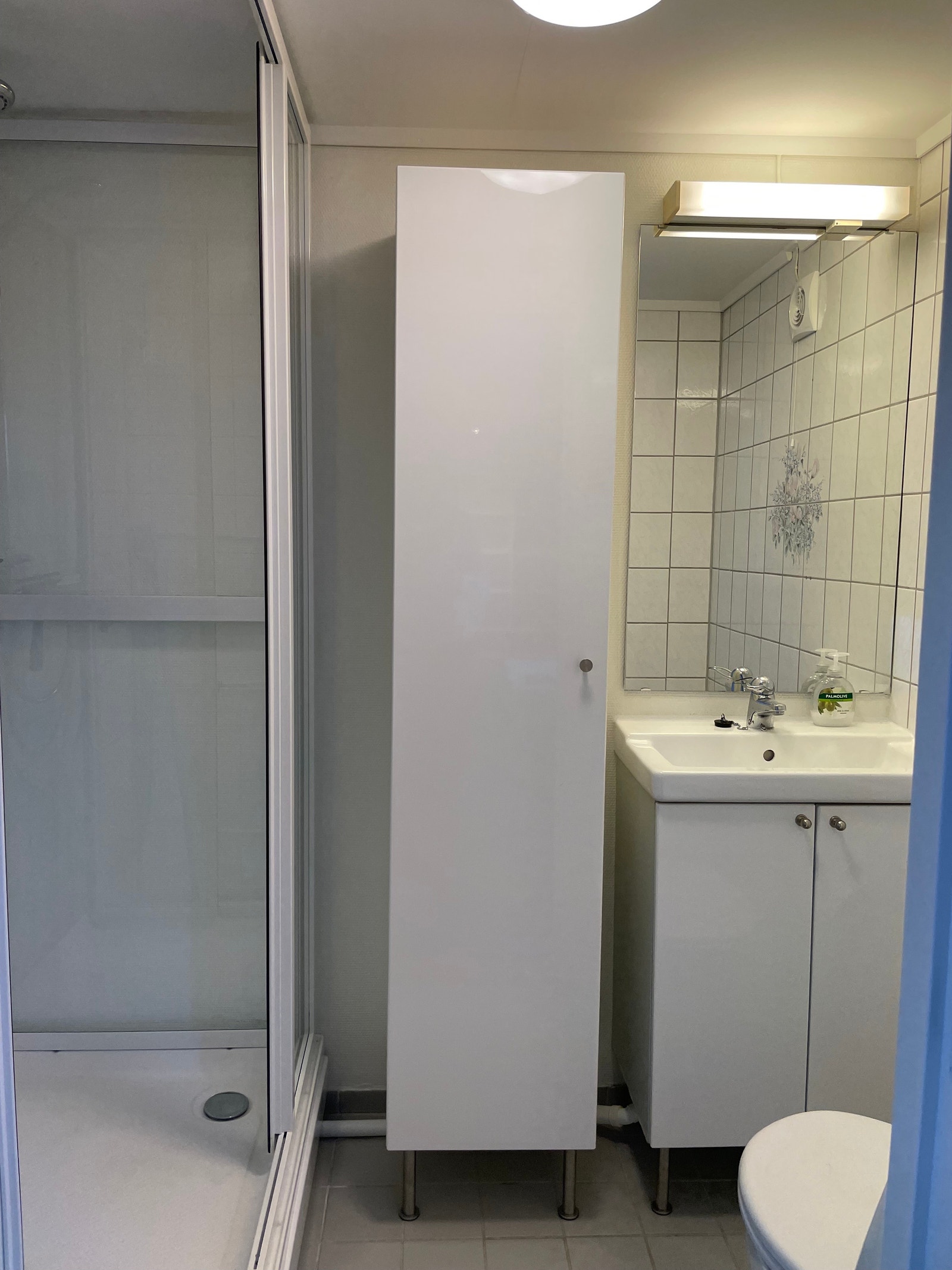 Lite bad med vifte, dusjkabinett og plass til vaskemaskin Galleribilde