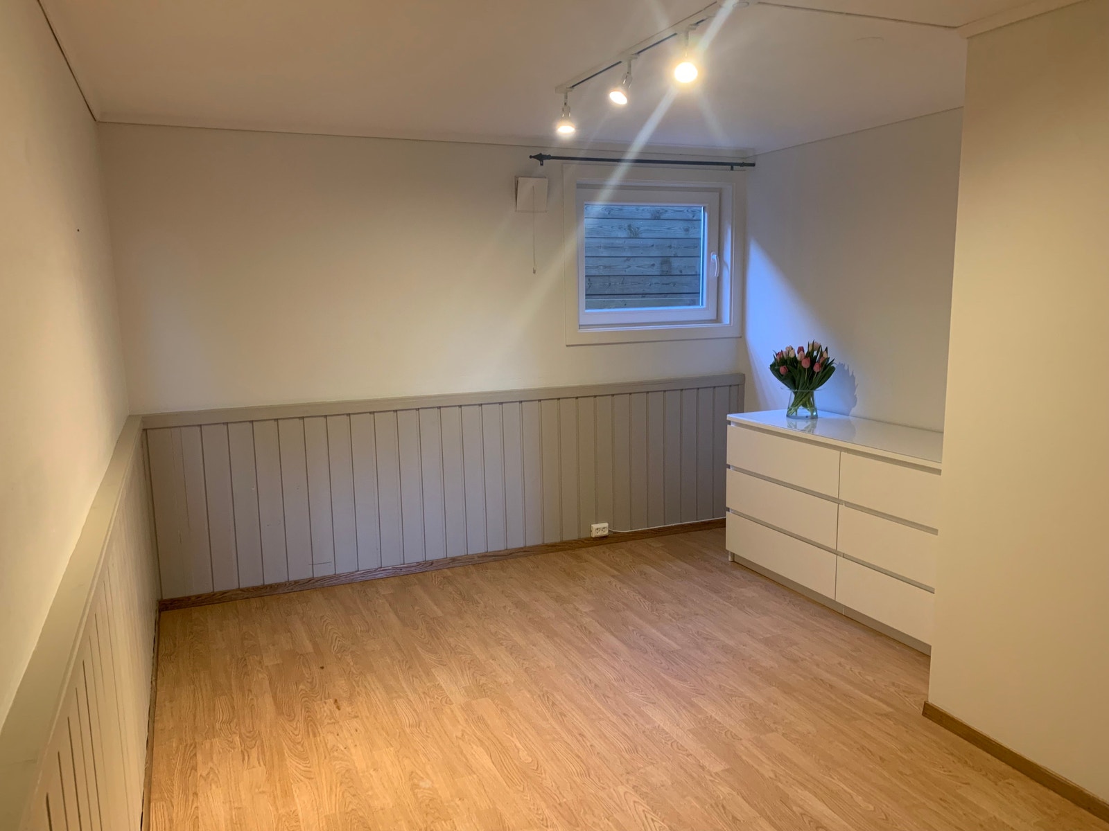 soverom 1 med kommode Galleribilde