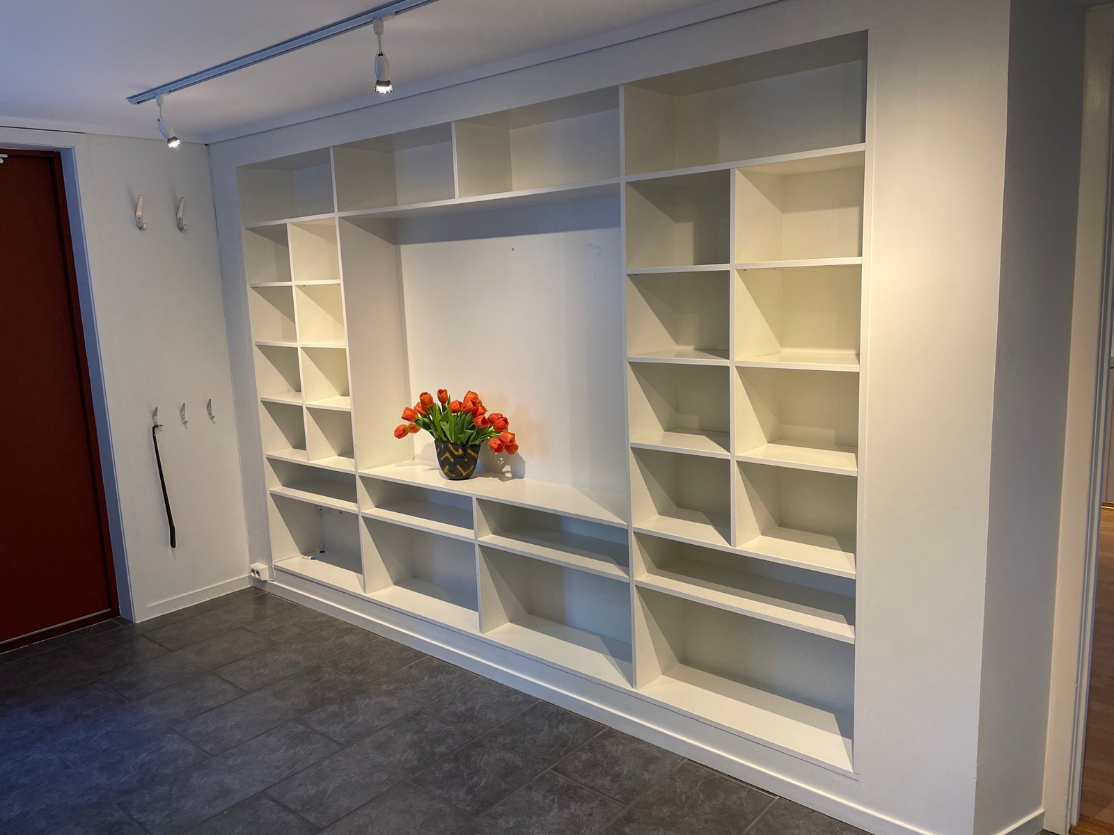 hyller i kjøkken/ gang, ytterdør til venstre, stuedør til høyre Galleribilde