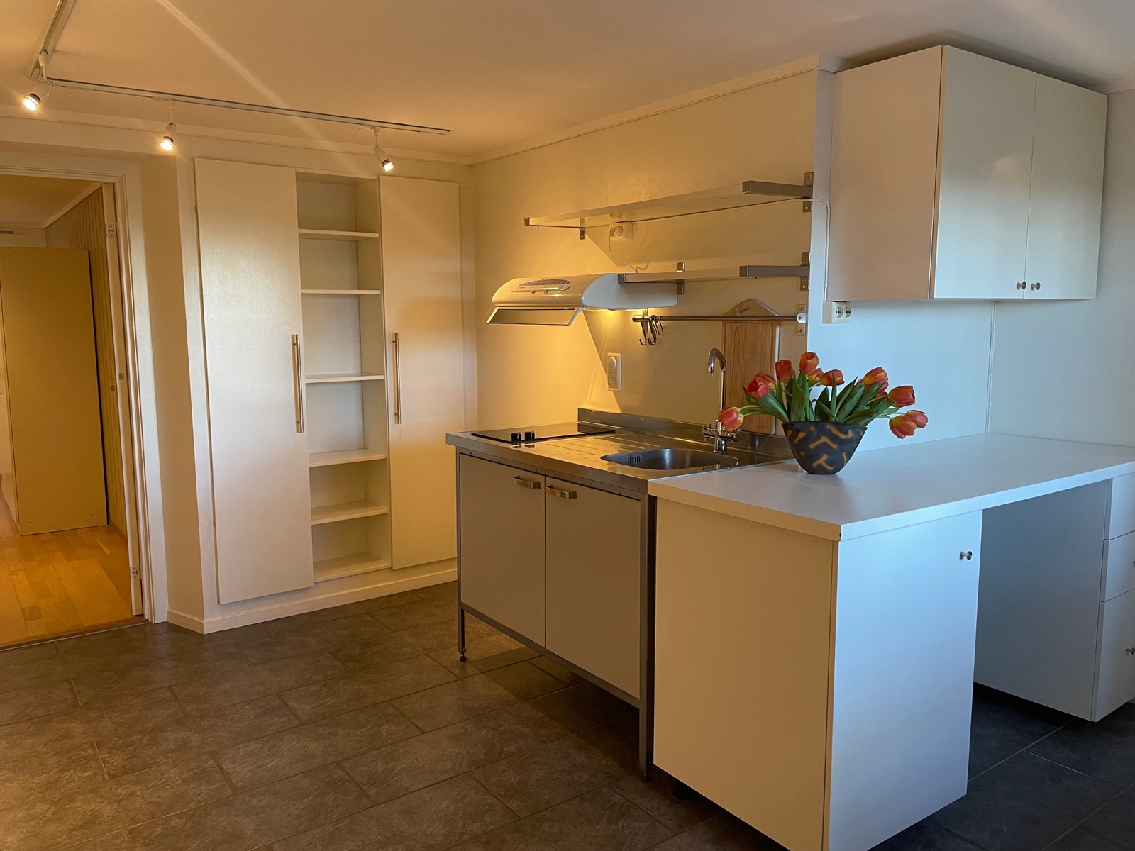 kjøkken mot soverom 2 Galleribilde