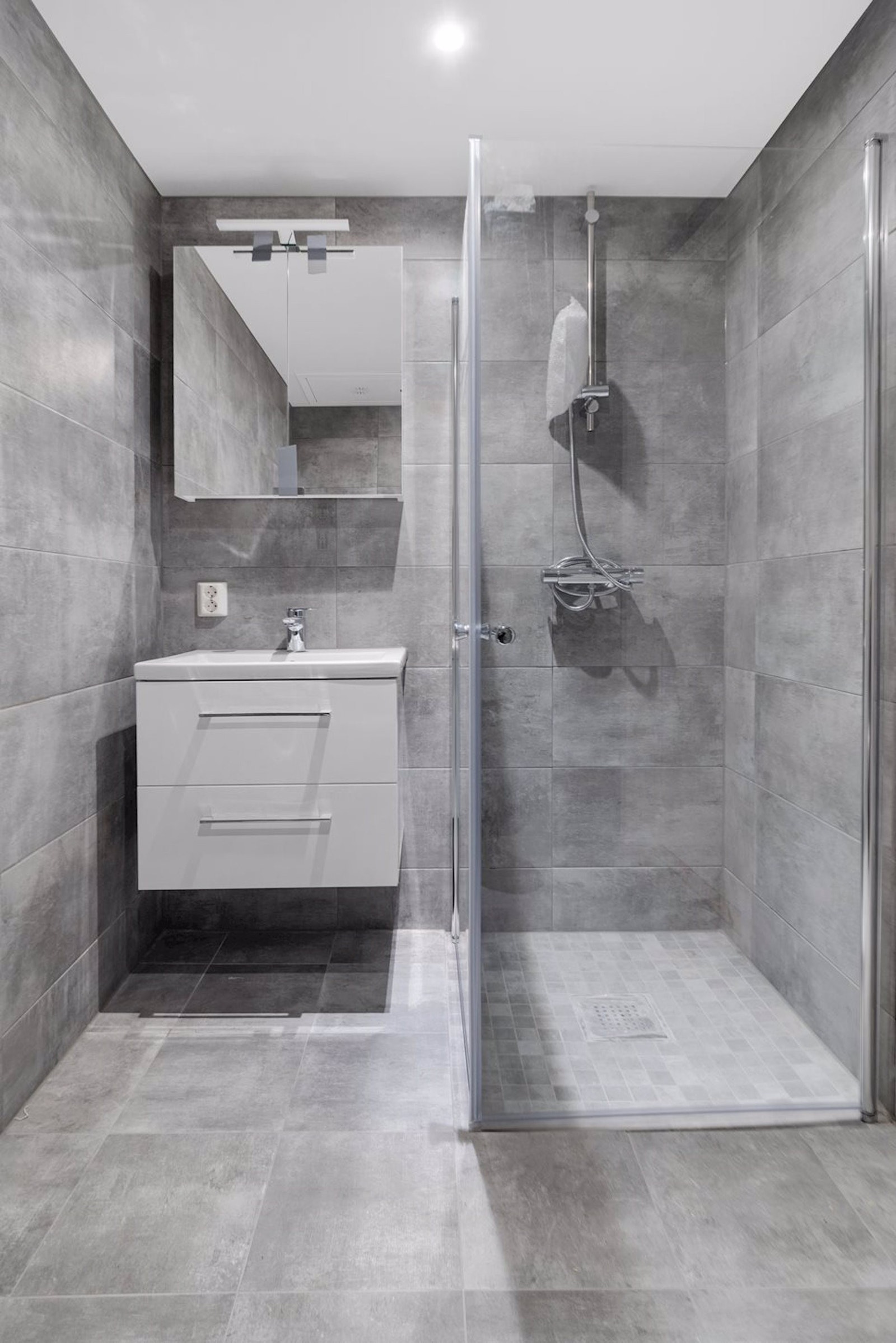 Illustrasjonsfoto Fresht med downlights i tak. Vaskemaskin og tørketrommel er integrer Galleribilde