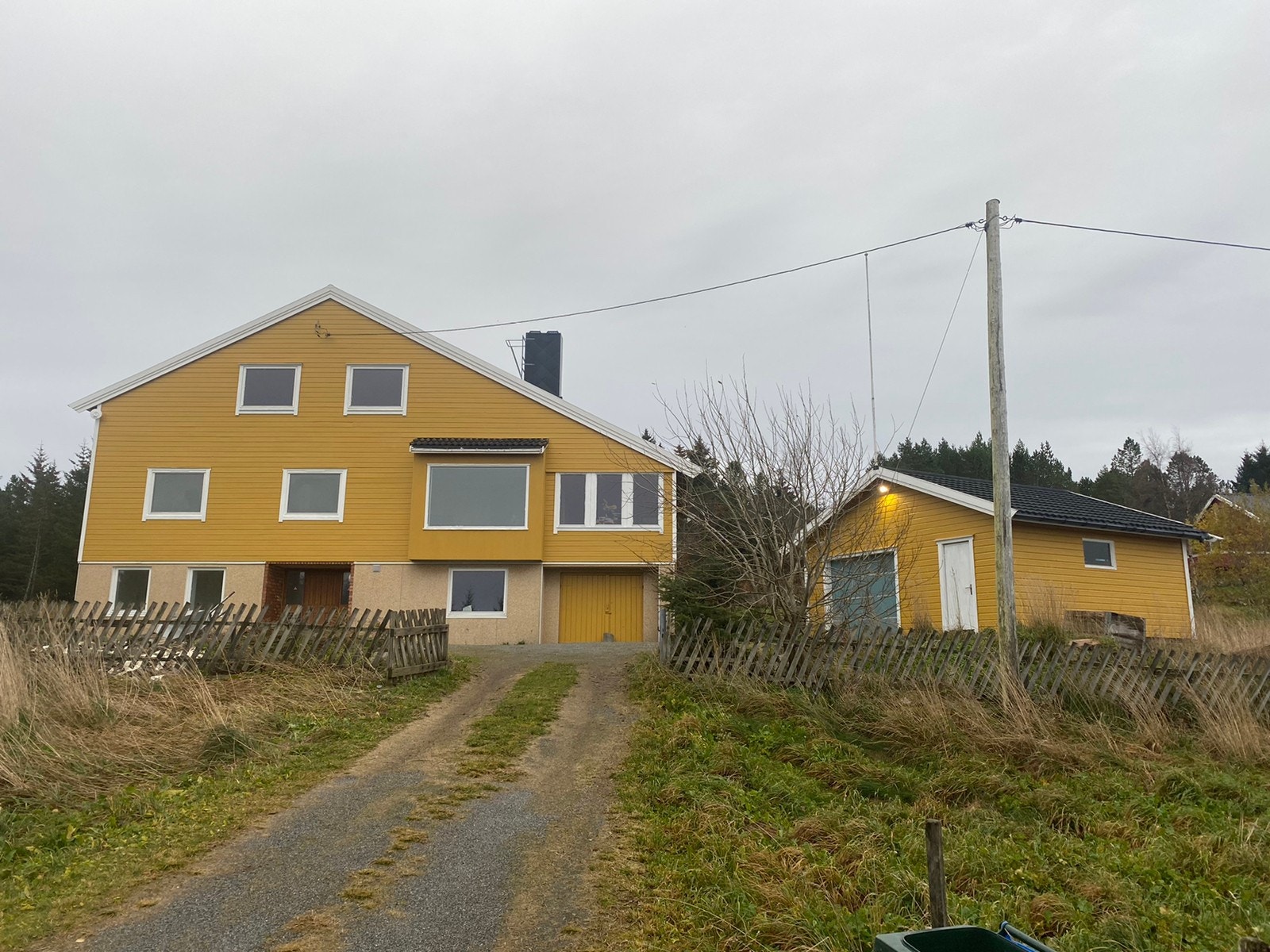 Fasade mot veg. Galleribilde