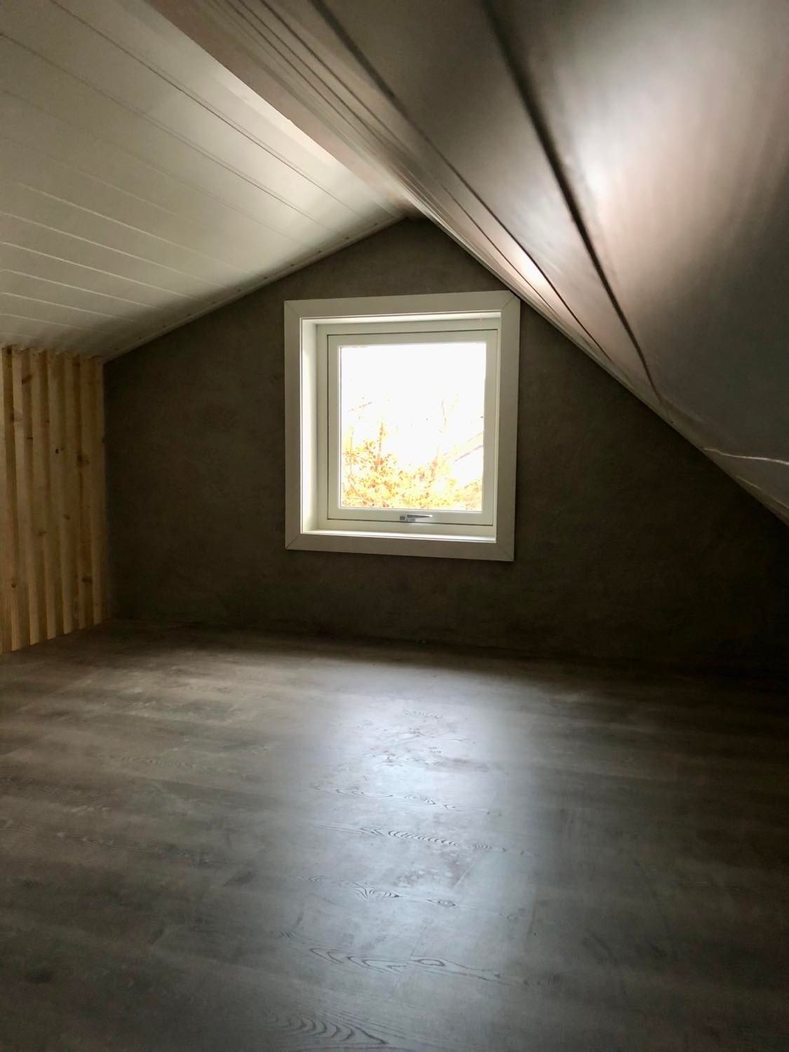 Stor og lys sovehems med god takhøyde. Galleribilde