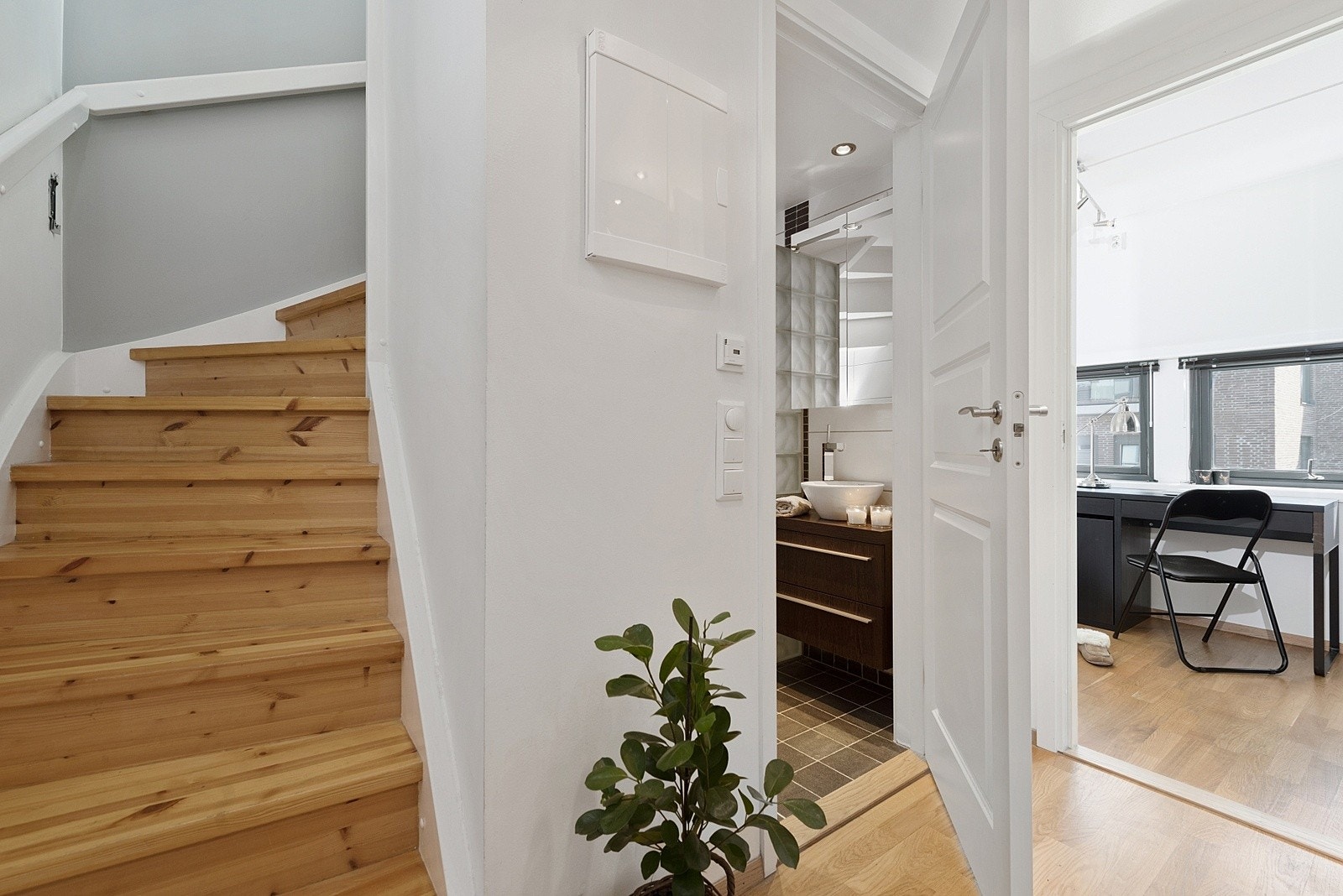 Entre, baderom og mindre soverom Galleribilde