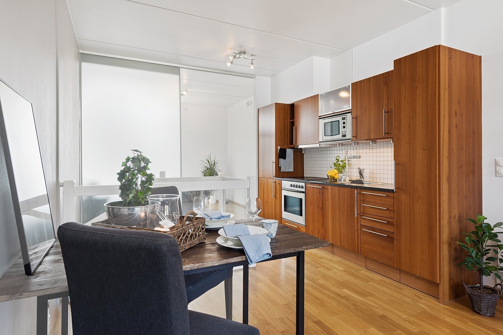 Kjøkken og spisebord Galleribilde