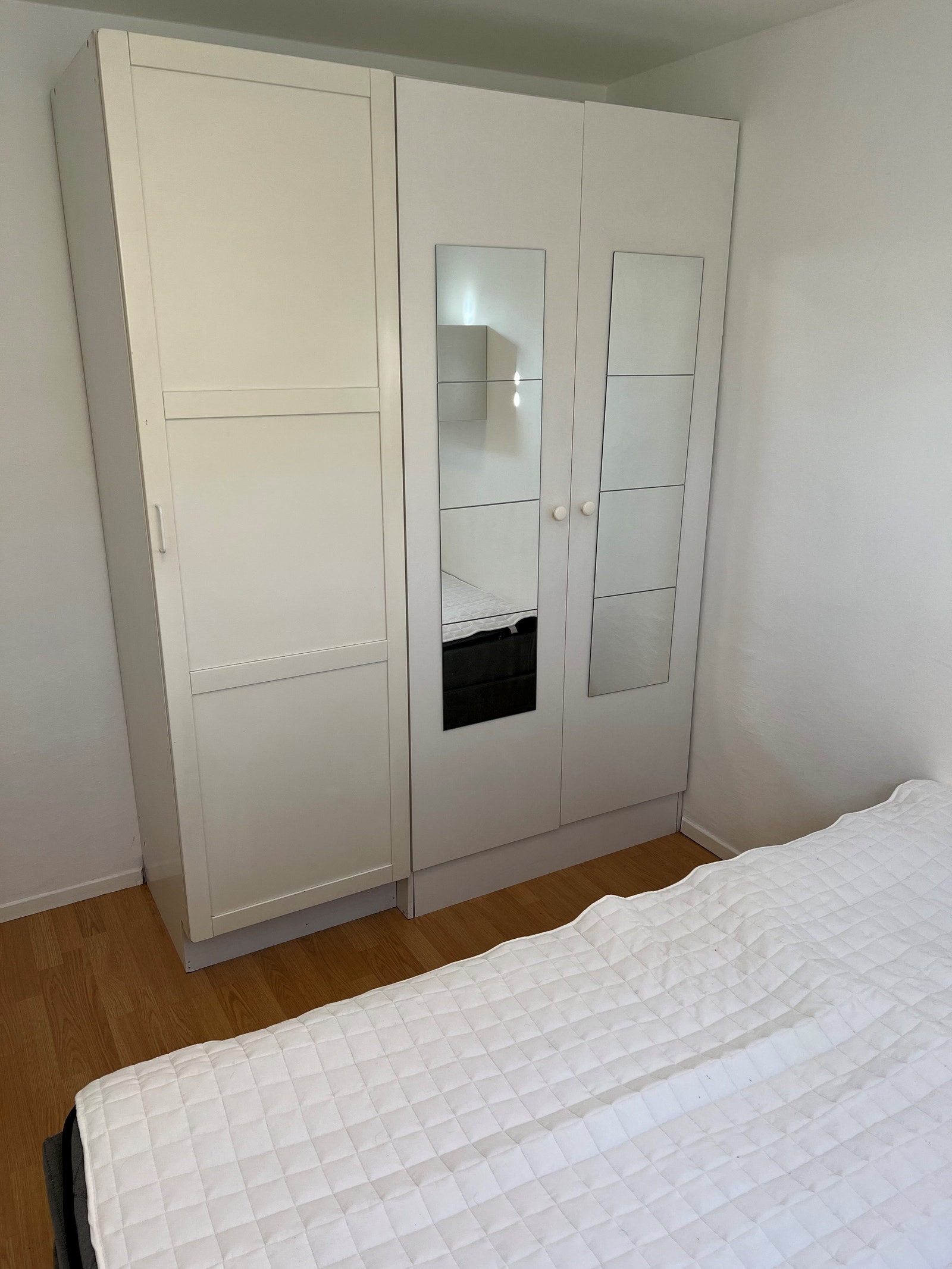 Romslig garderobe på soverom Galleribilde