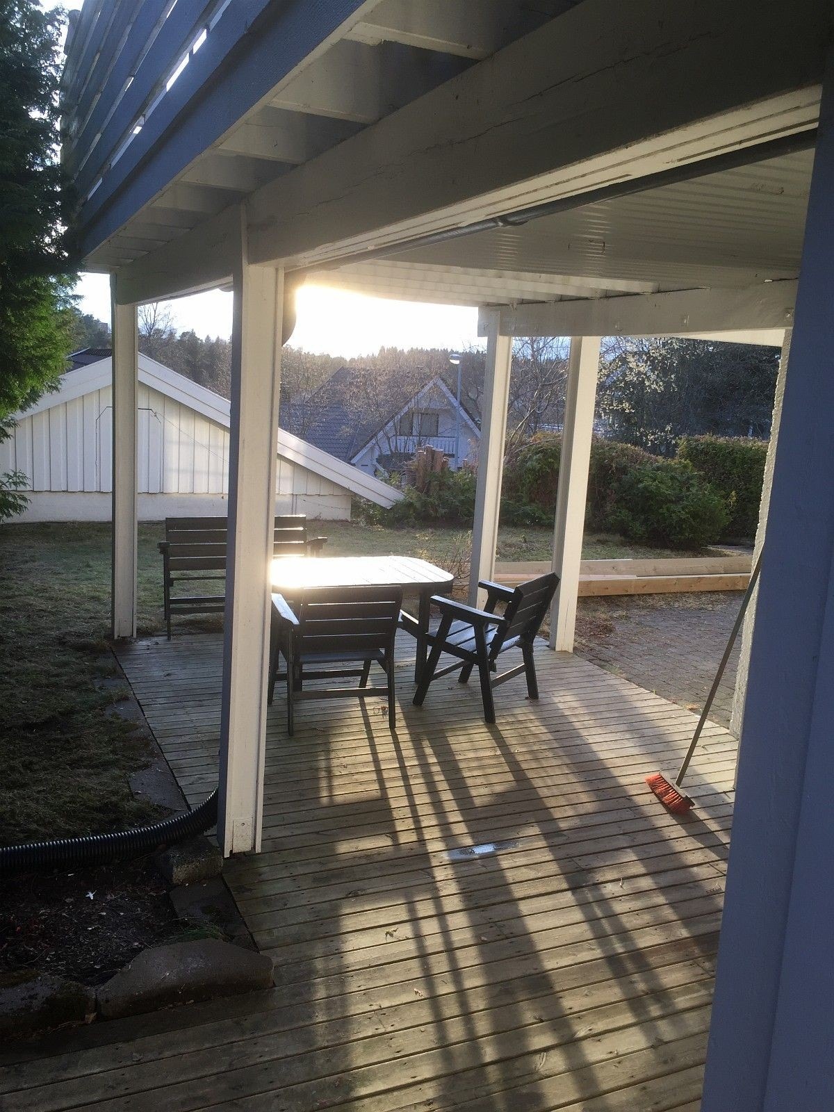 A) Uteplass v/inngang Galleribilde