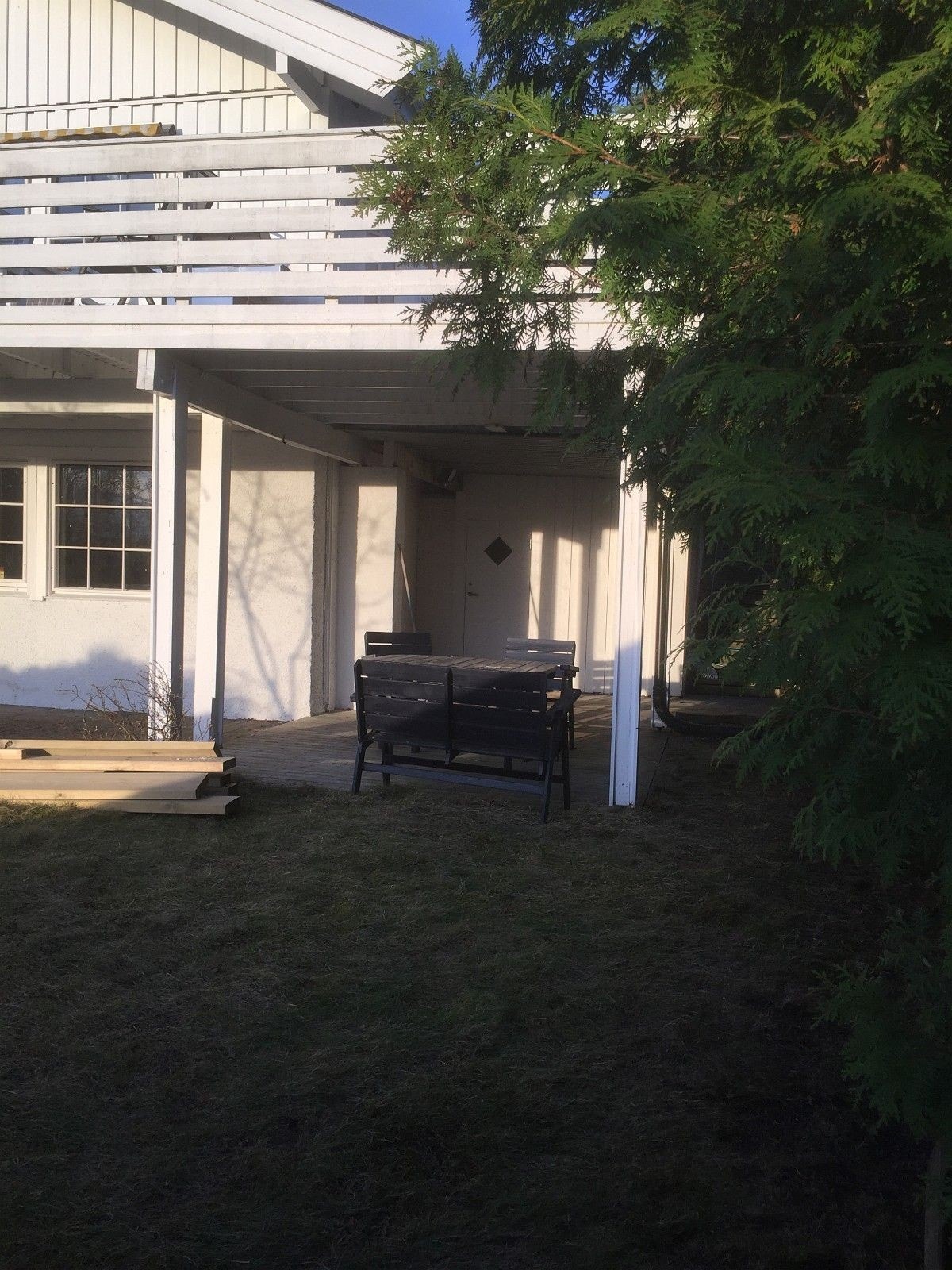 A) Bilde foran Galleribilde