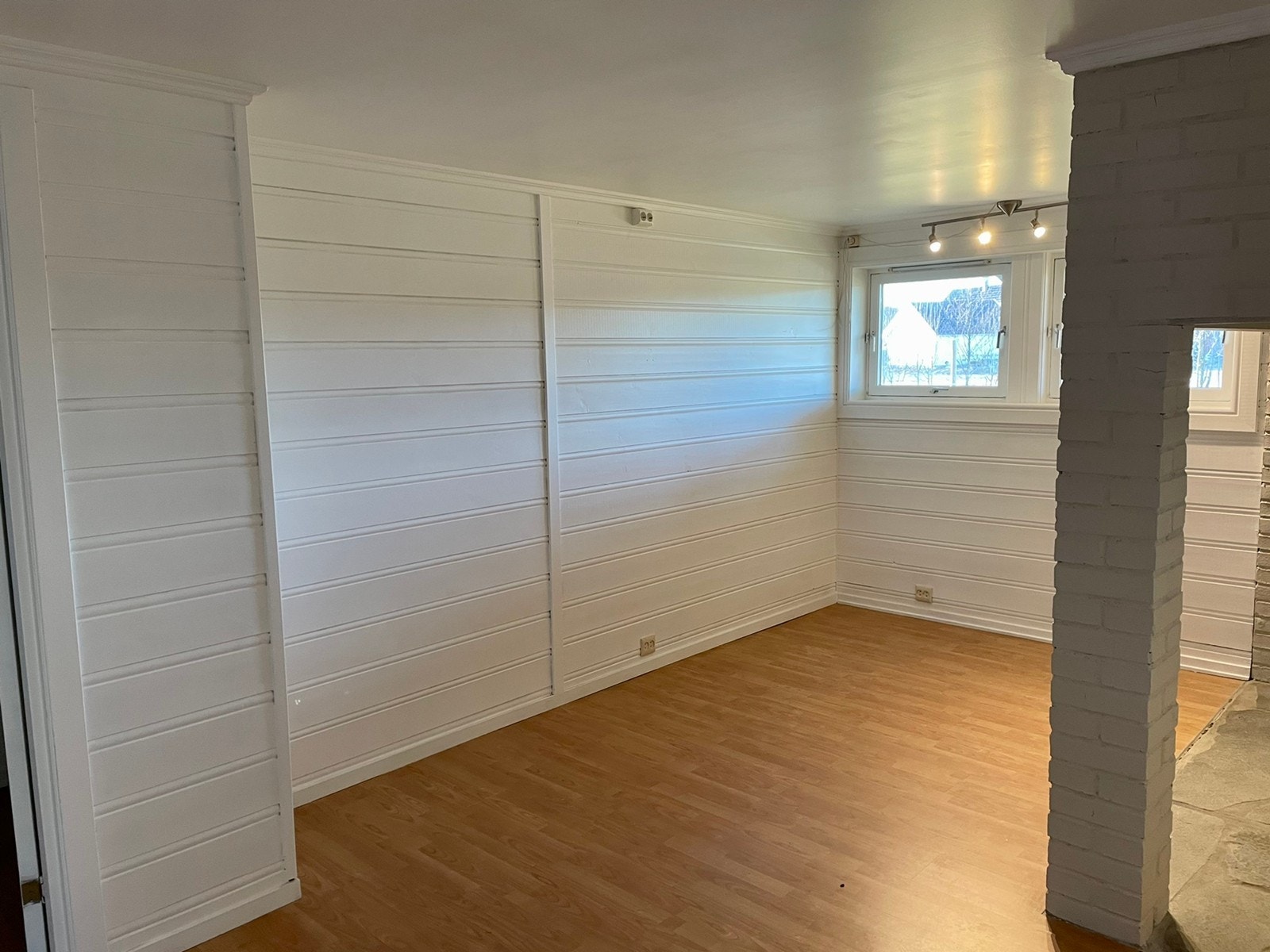 Stue ca 15 m2 med plass til sofakrok og spiseplass Galleribilde