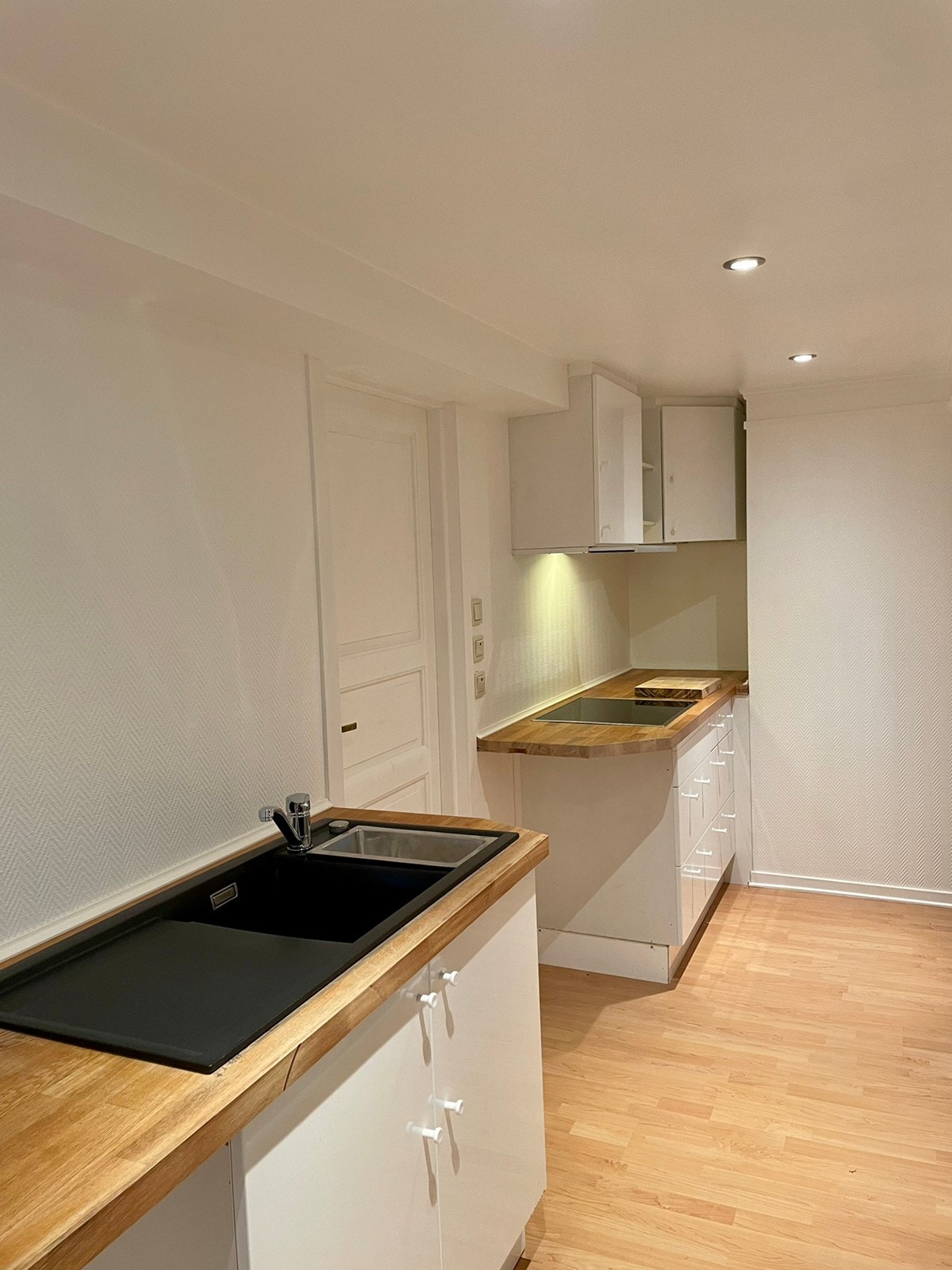 Kjøkken med alle hvitevarer Galleribilde