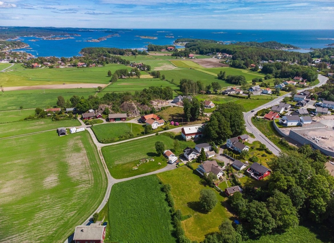 Sentralt og landlig på Fevik Galleribilde