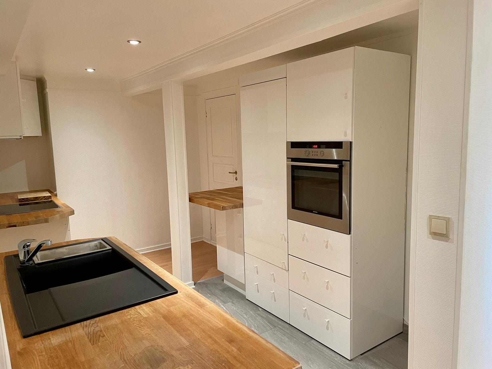 Godt med skapplass og kjølig bod innenfor kjøkkenet Galleribilde