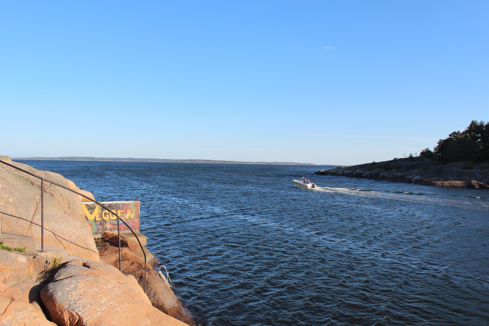 Oleveggen er nærmeste badeplass med mulighet for å stupe og hoppe fra fjellet. Ca. 100 meter fra boligen. Galleribilde