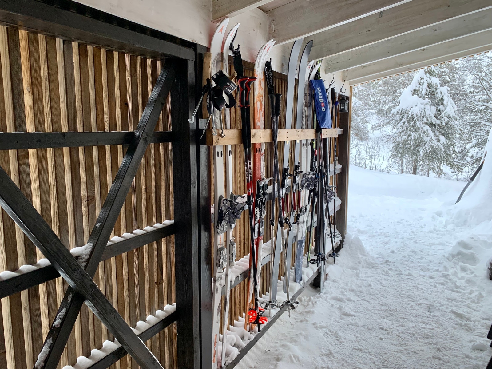 Inngangspartiet med oppheng til ski (Foto: Siv Helen Lekven) Galleribilde