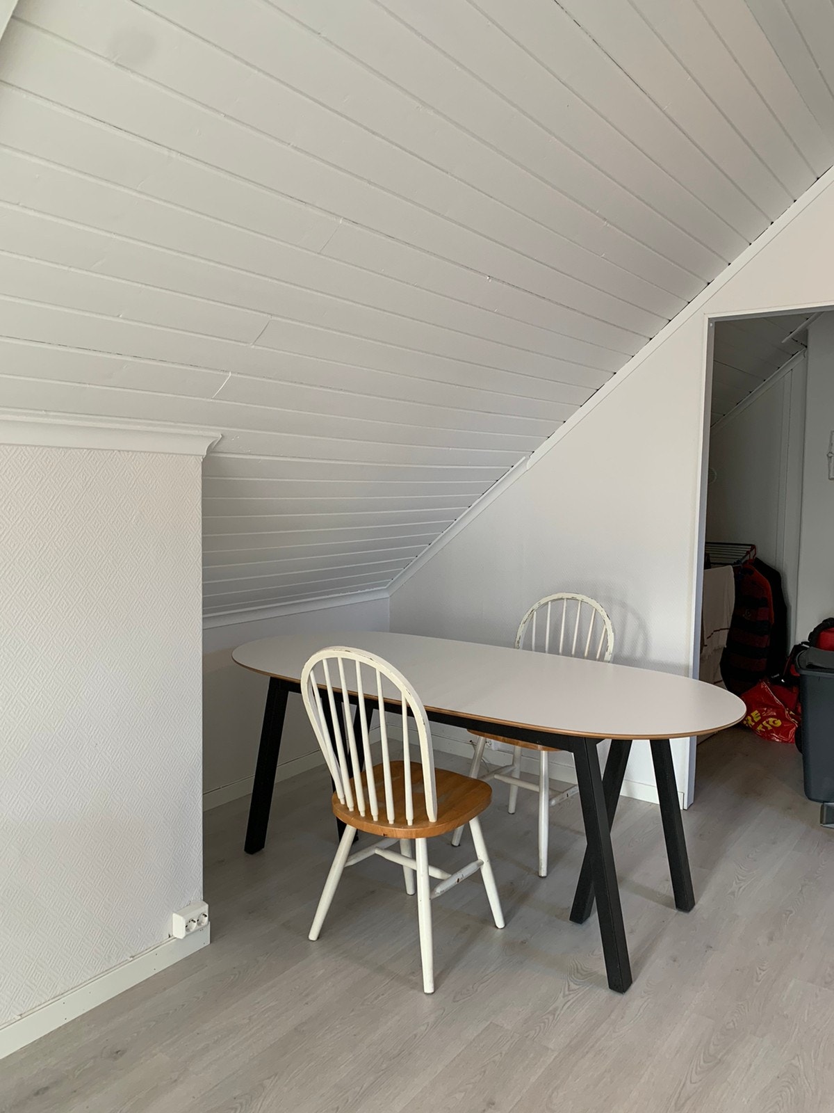 Spiseplass og praktisk alkove til hjemmekontor/lagring Galleribilde