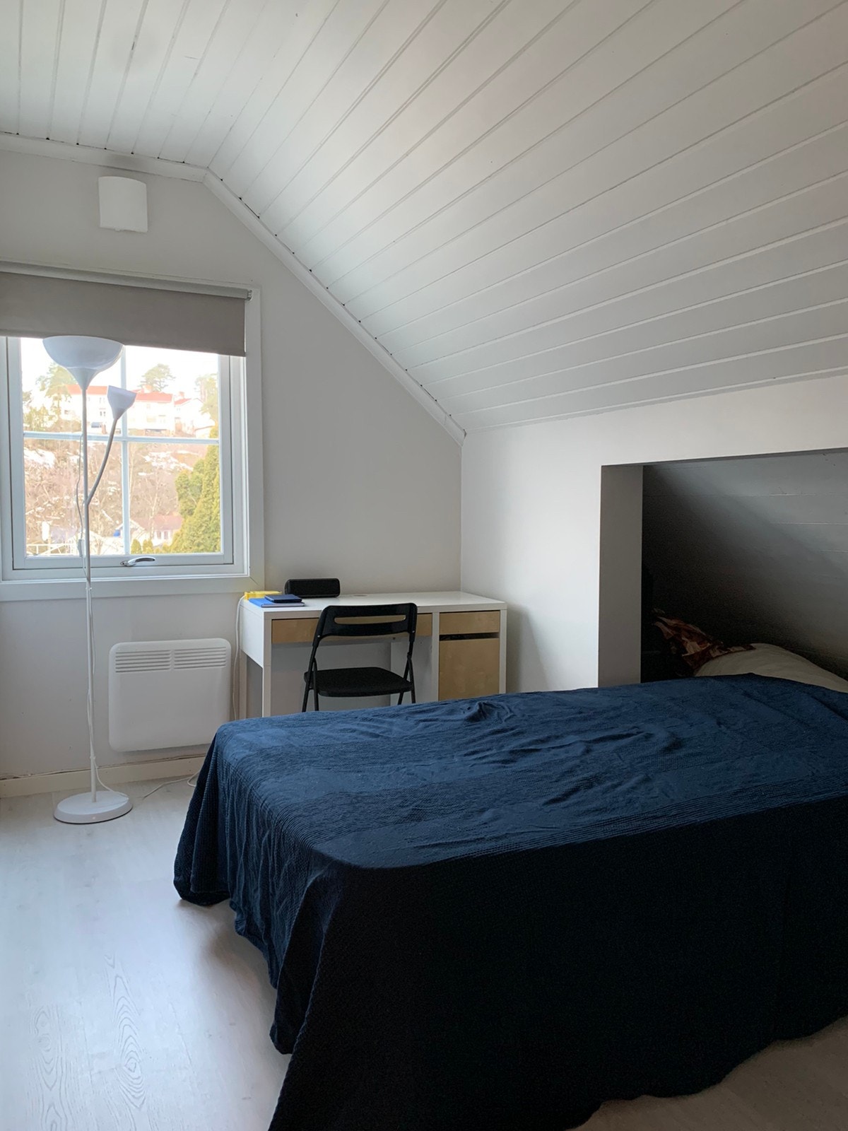 Soverom1: Plass til dobbeltseng, arbeidsbord og oppbevaring Galleribilde