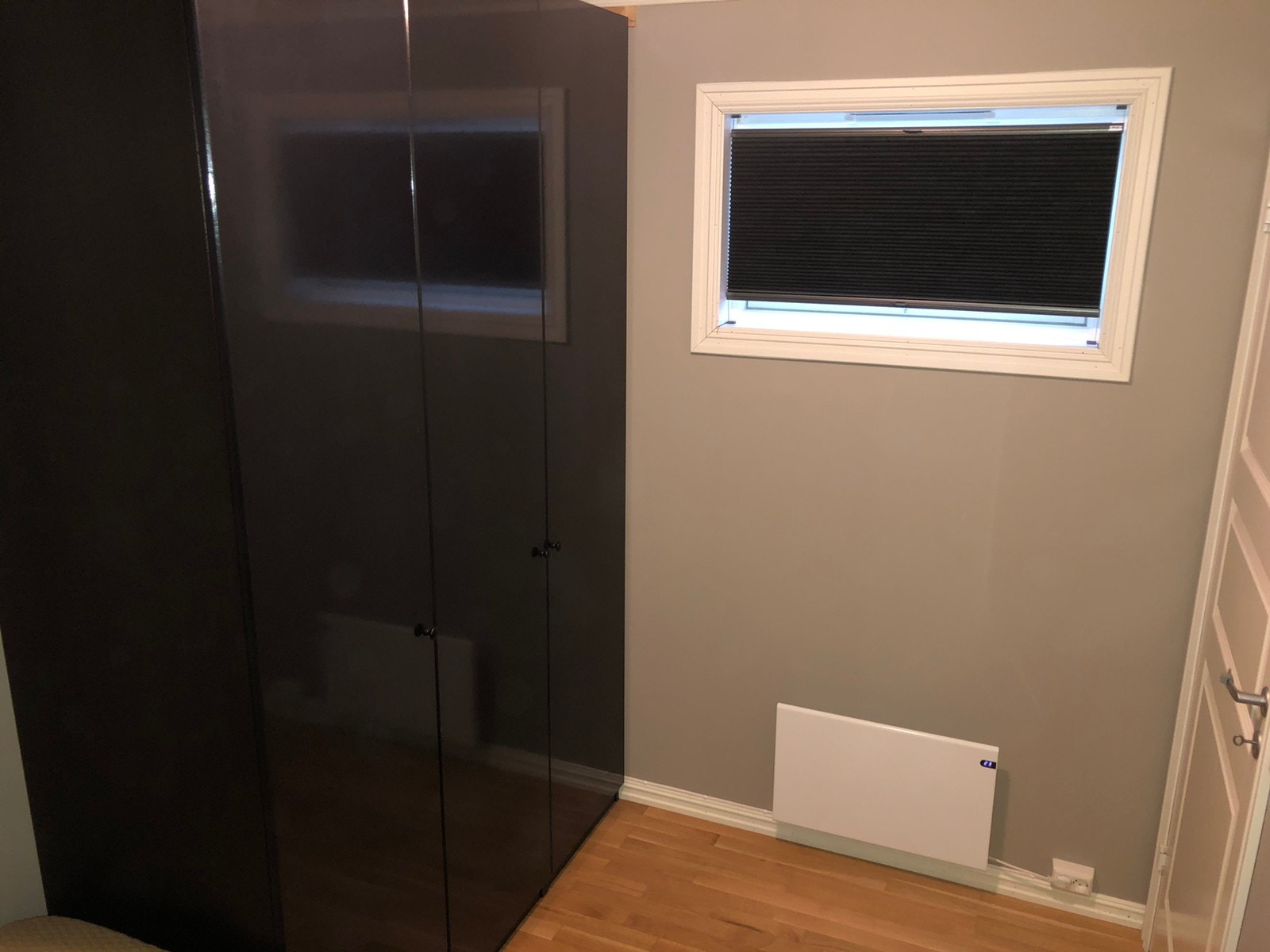 Soverom med skap og vindu med plissè-gardin Galleribilde