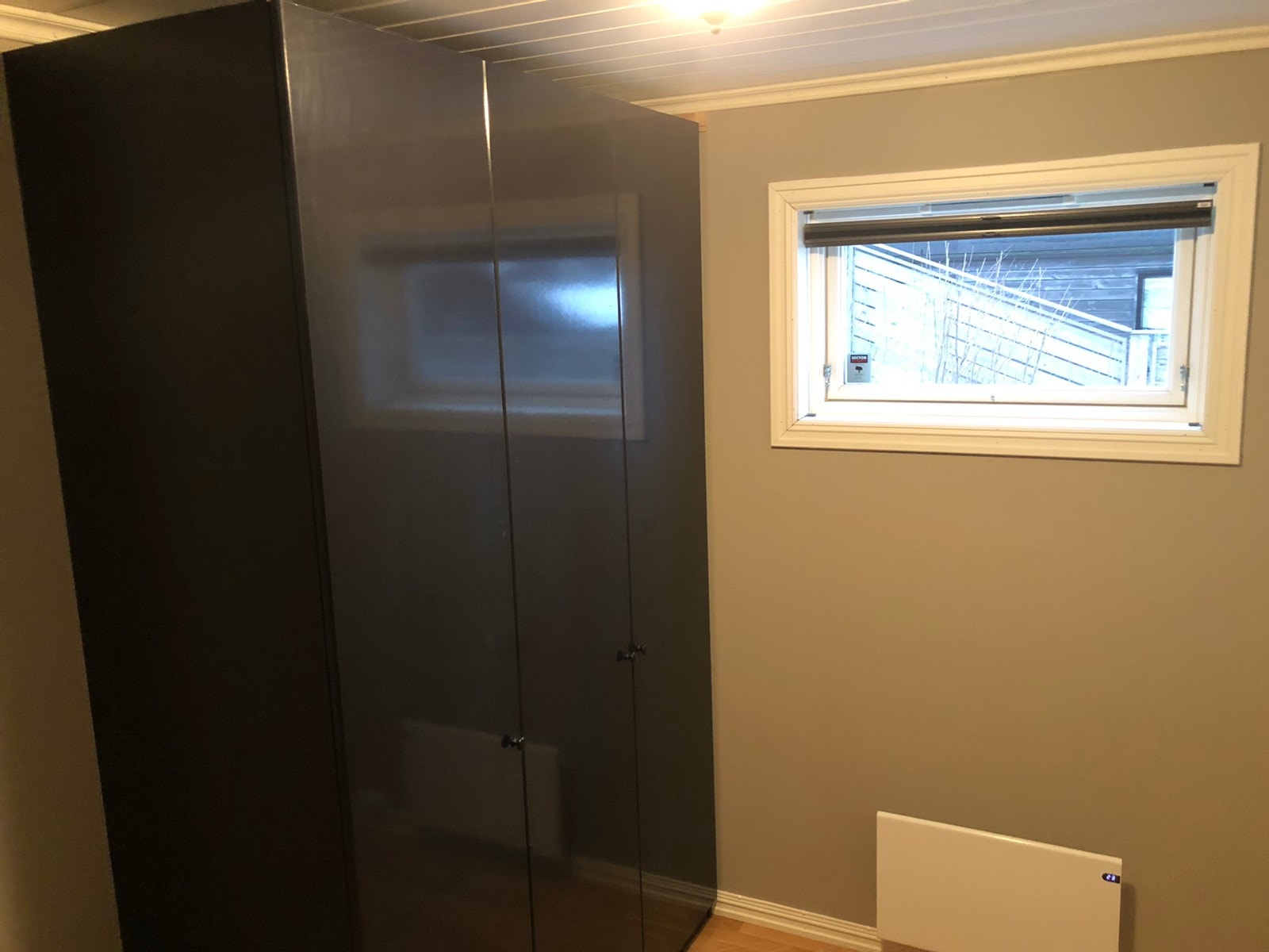 Soverom med skap og vindu Galleribilde