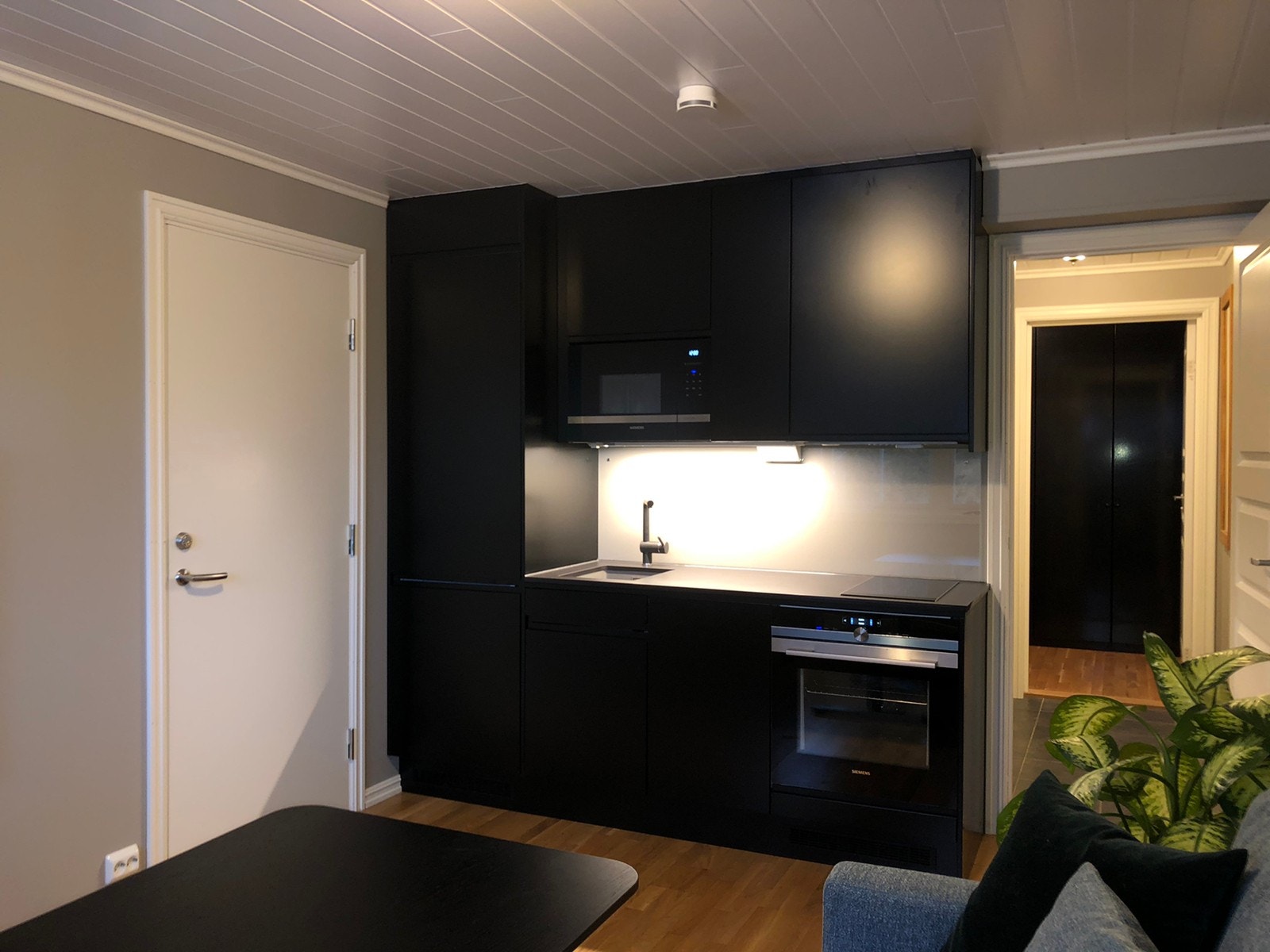 Kjøkken, alle vanlig hvitevarer og steinbenk Galleribilde