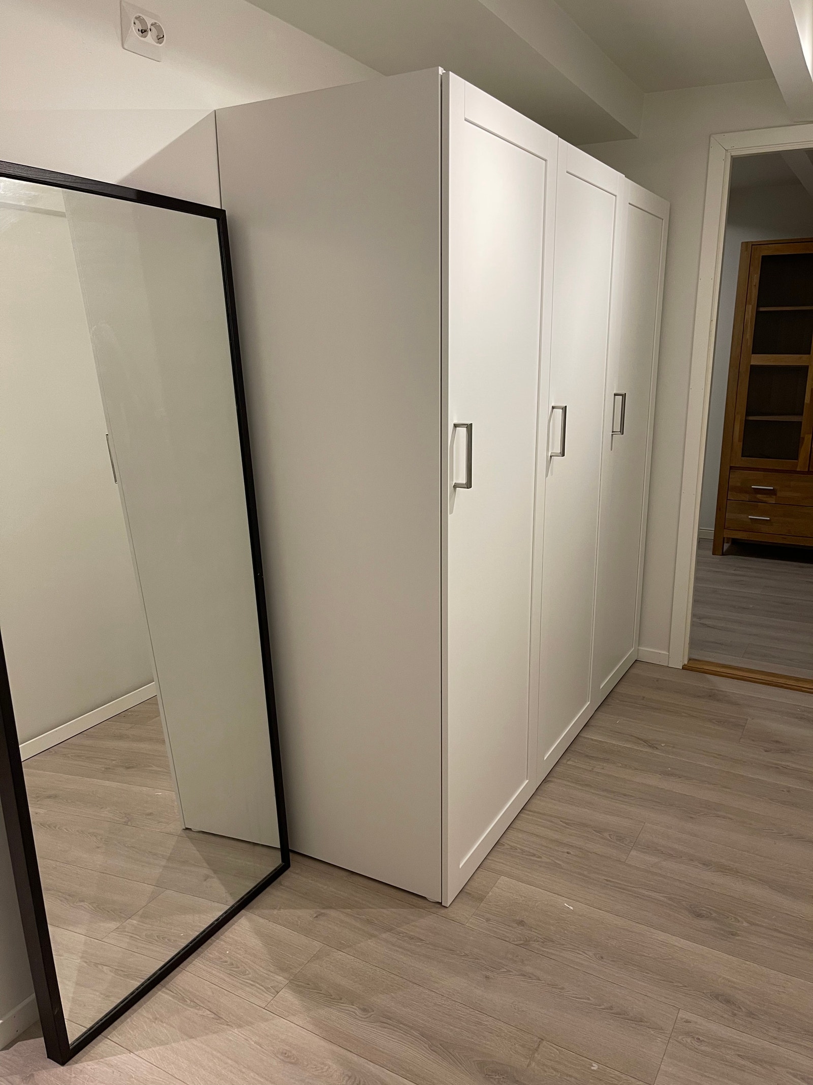 Garderobe rom Galleribilde