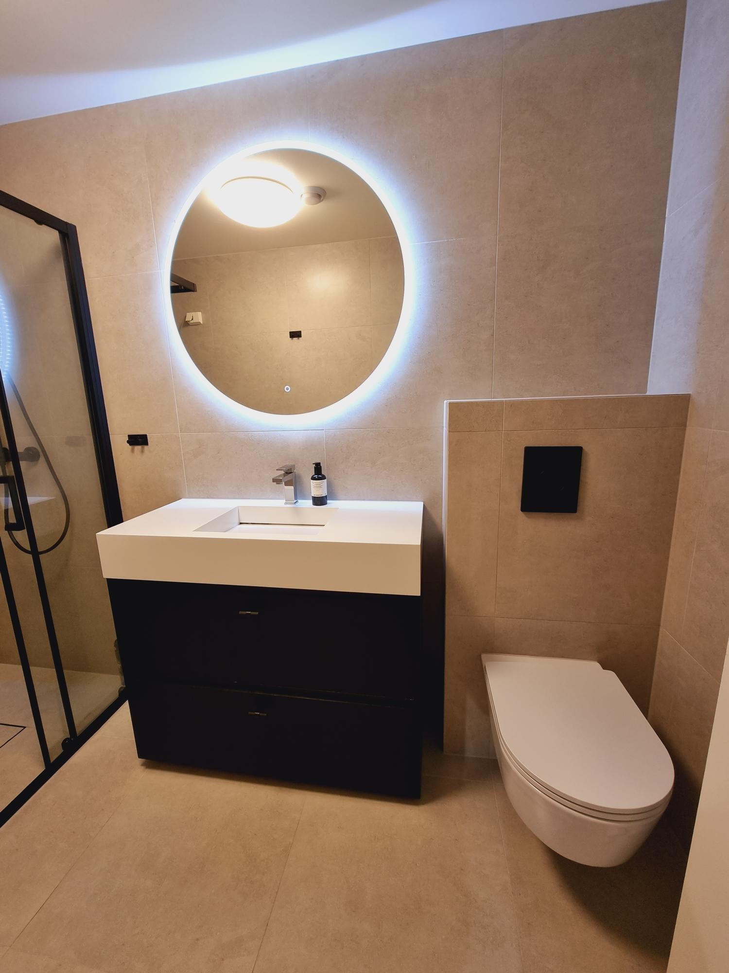 Det kommer ny baderomsmøbler. Galleribilde