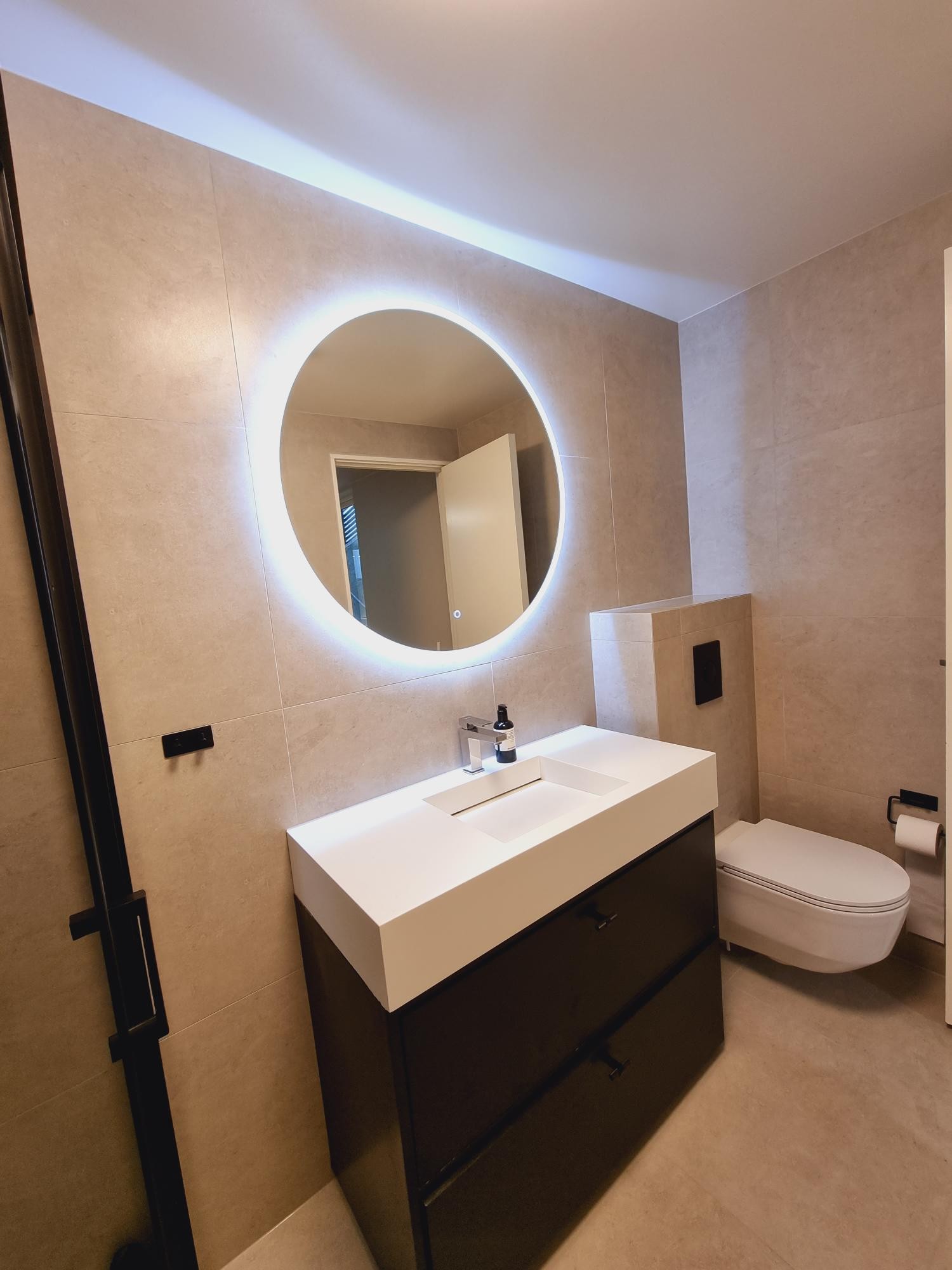 Det kommer ny baderomsmøbler. Galleribilde