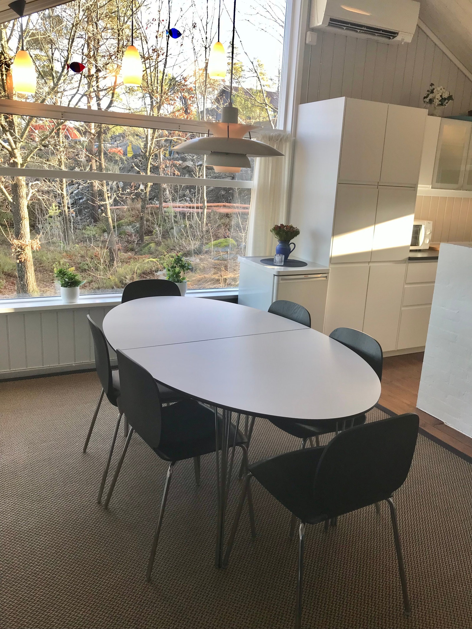 Spisestue med moderne og gode møbler Galleribilde