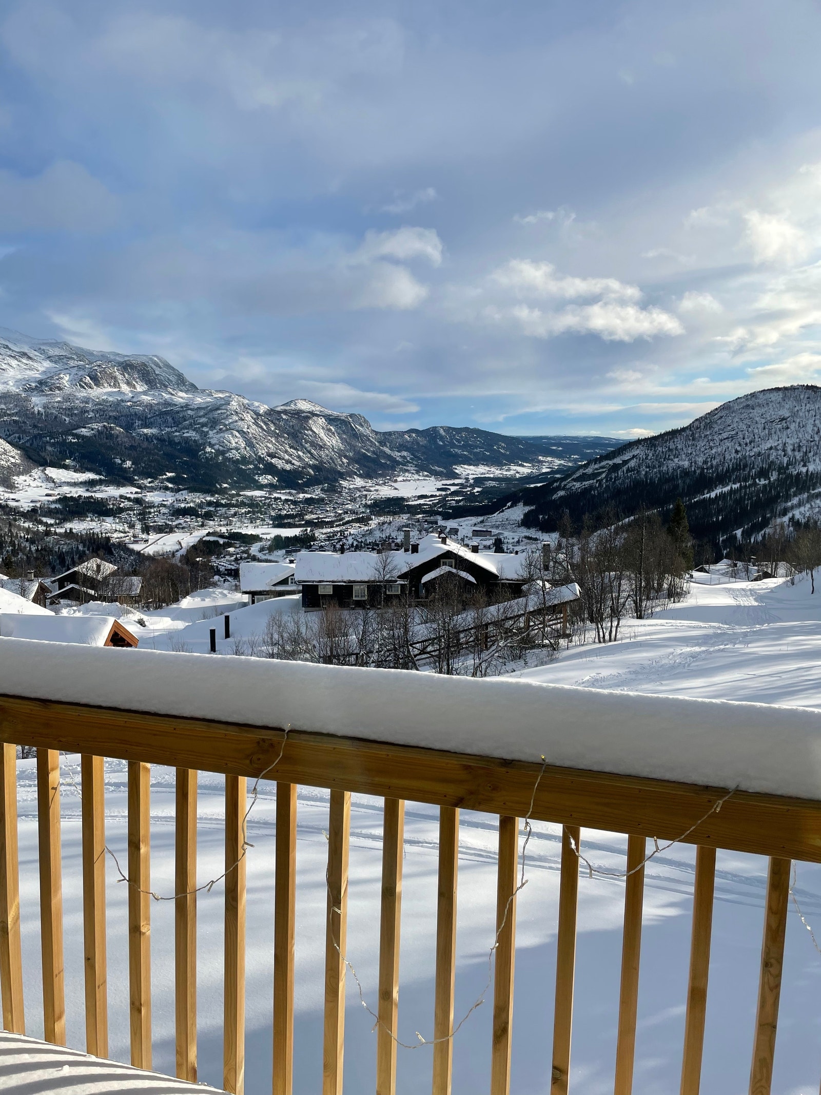 utsikt fra veranda. Preparert alpin transport pakke rett på utsiden. Galleribilde