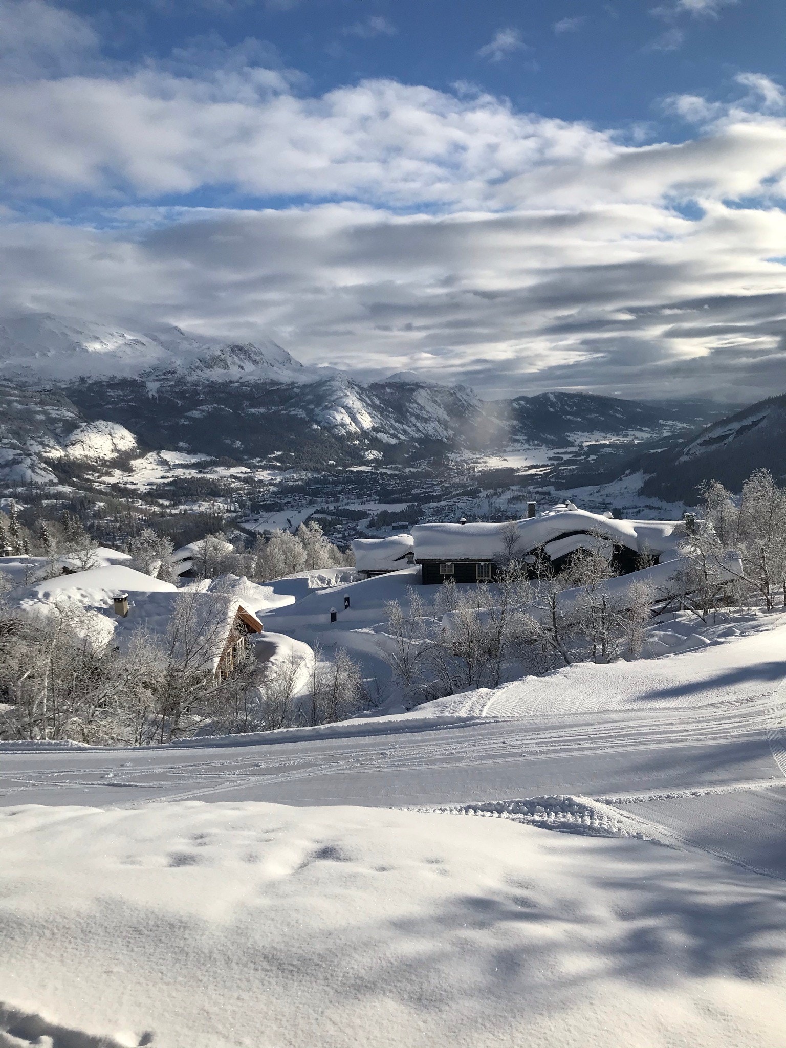 Vakker utsikt fra leiligheten med fjell på alle kanter Galleribilde