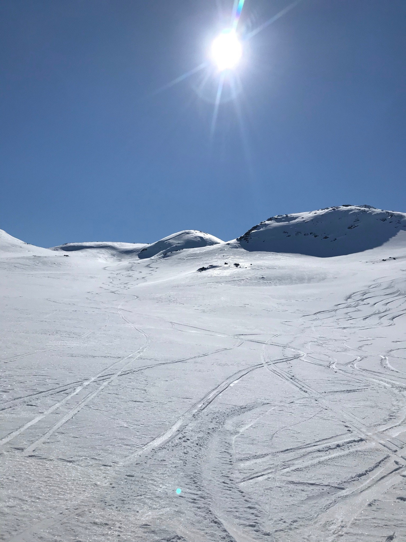 Mange flotte fjell ti nærheten til å gå toppturer med randoneski Galleribilde