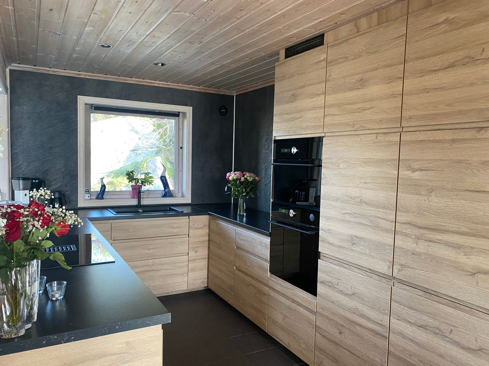 Kjøkken nytt i 2021, med 2 stekovner, den ene er og mikro ovn i. Galleribilde