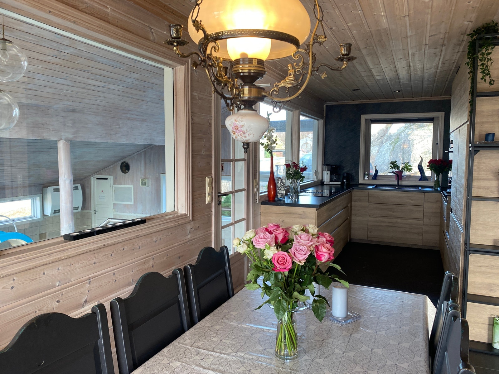 Fra kjøkken kan du se ned i basseng rom Galleribilde