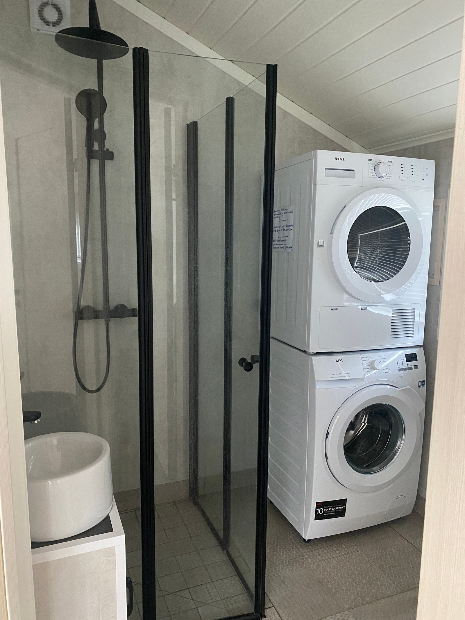 Bad i bassengrom med vaskemaskin og tørketrommel Galleribilde