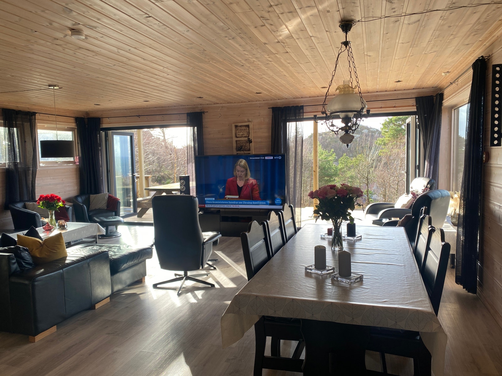 Vi har 2 foldedører ut mot terrassen fra stuen Galleribilde