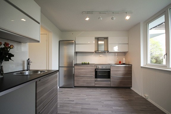 Fint kjøkken med mye skap plass Galleribilde