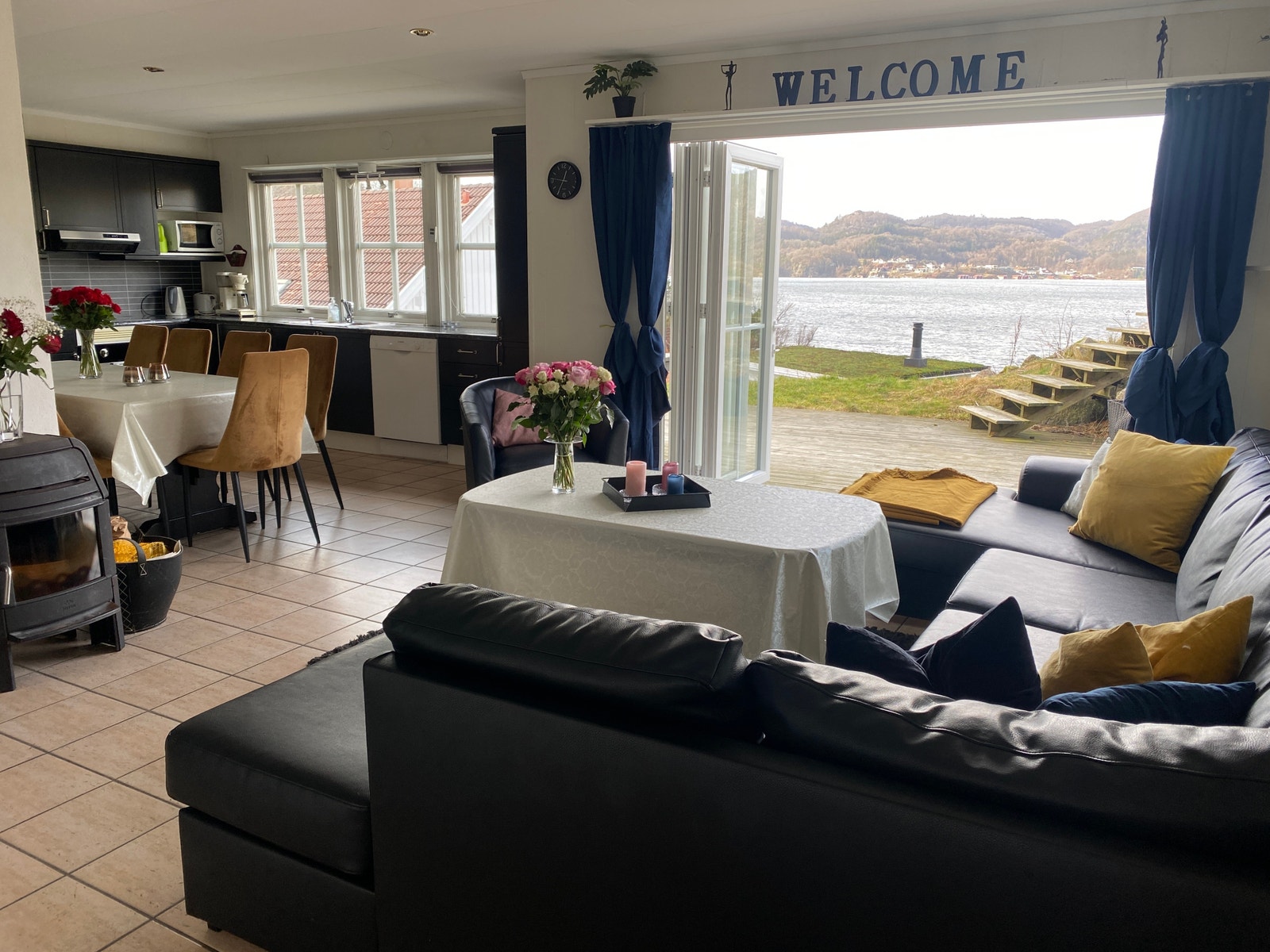 stue med foldedør ut mot terrassen Galleribilde