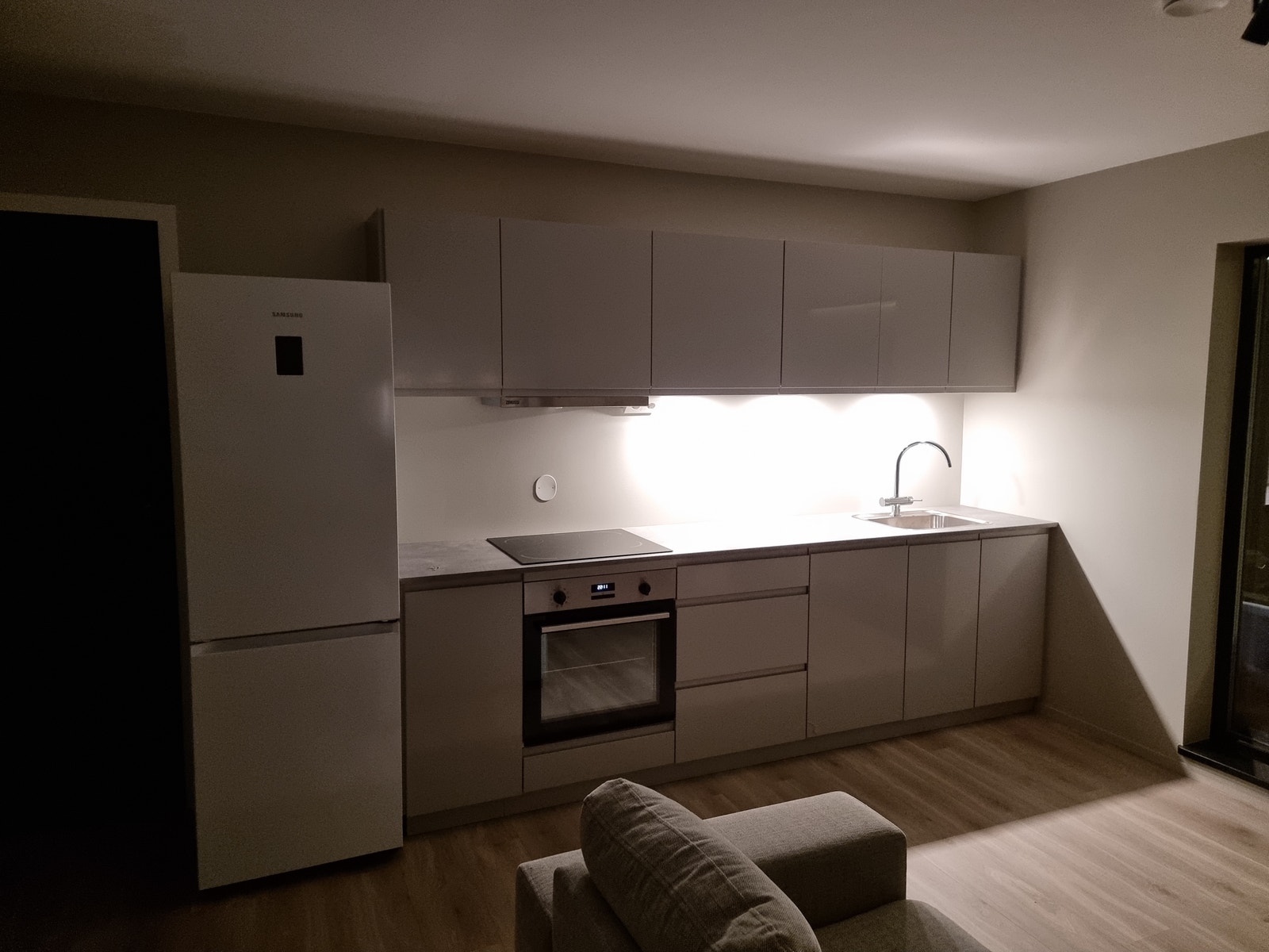 Kjøkken med gode oppbevaringsmuligheter. Galleribilde