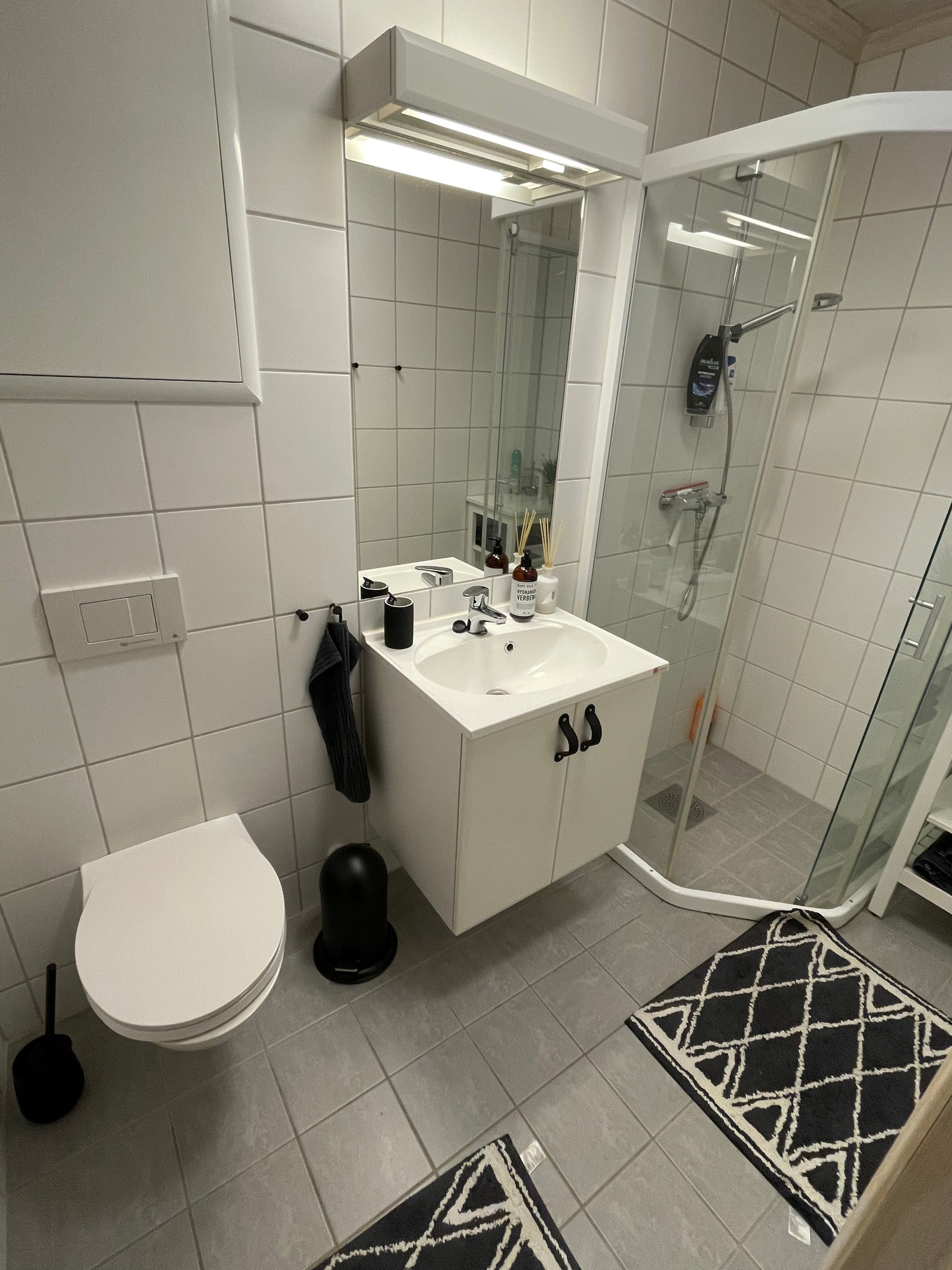 Bad nr.2 med dusjsone og vegghengt wc Galleribilde