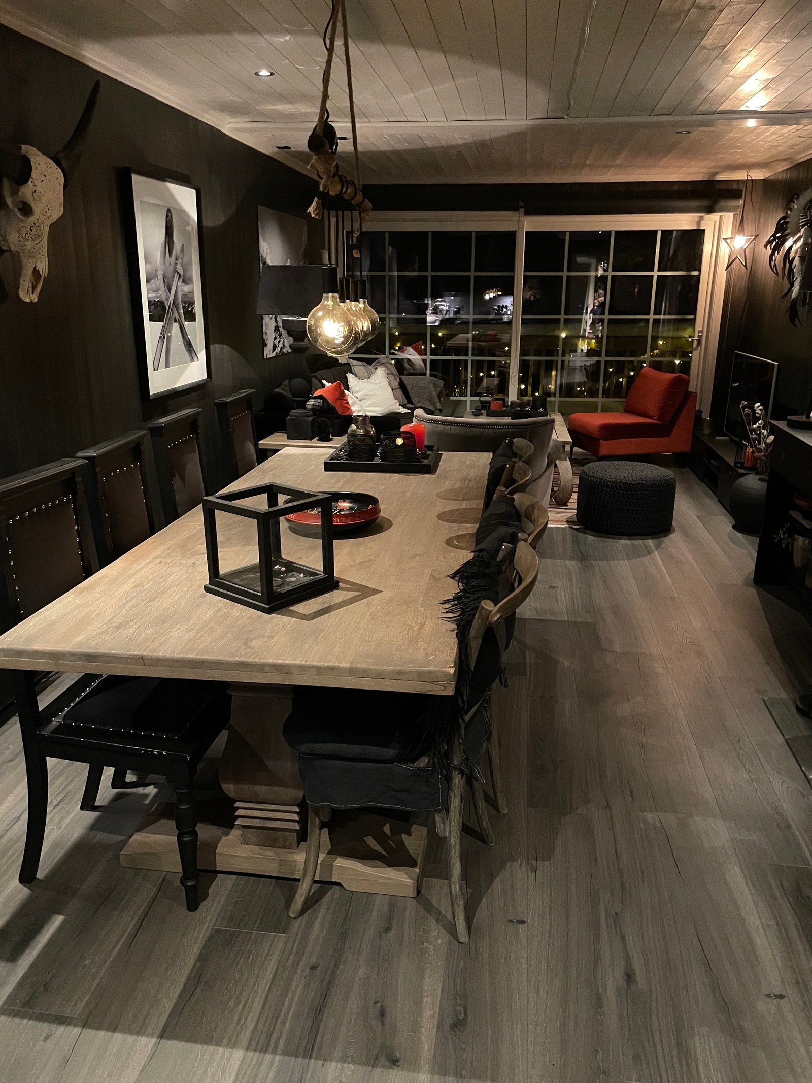 Romslig langbord med 8-10 sitteplasser Galleribilde