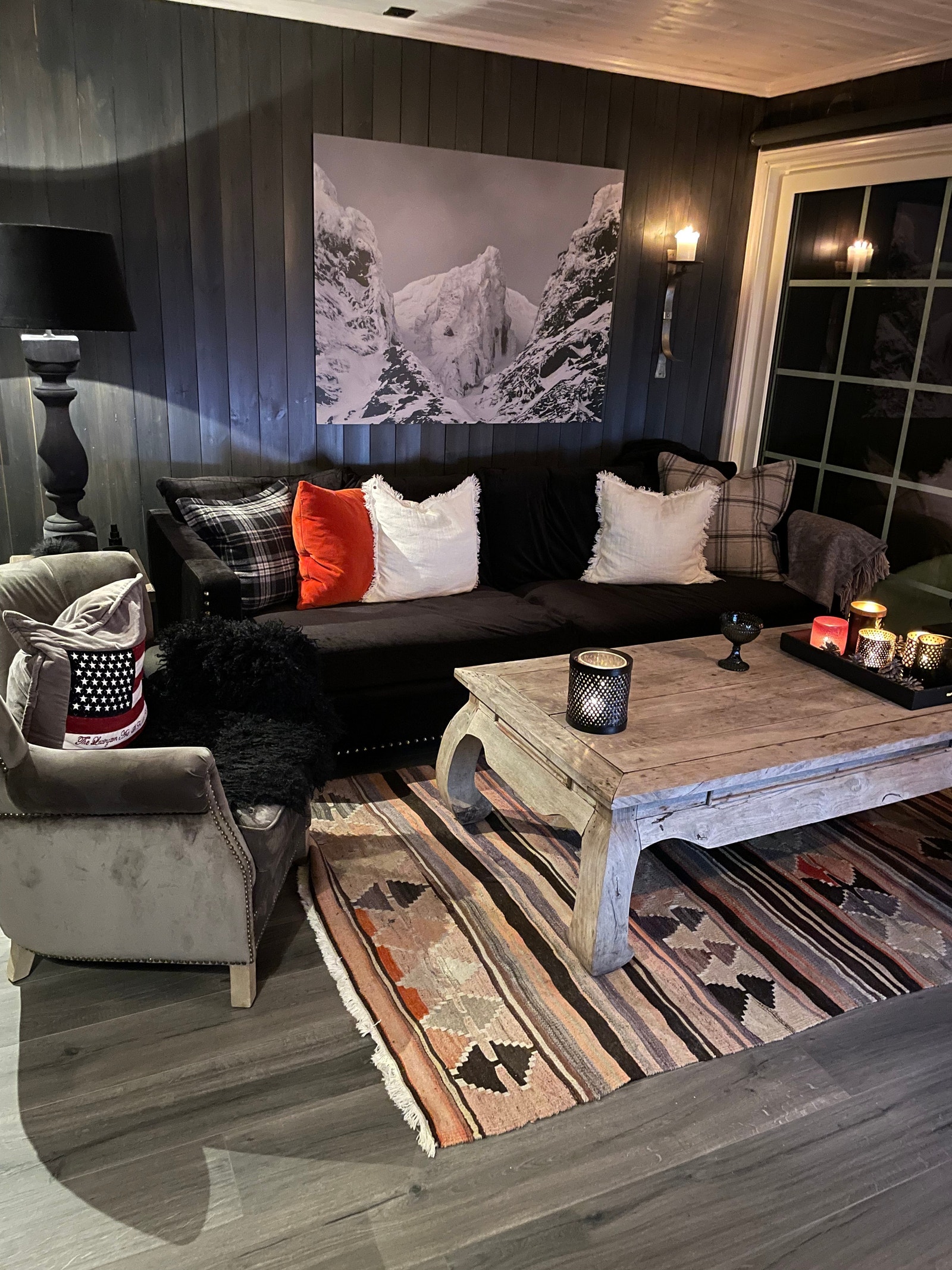 hyggelig sofagruppe m/ TV og utsikt over dalen, fjell og skibakkene. Foto fra Skogshornrenna i Hemsedal Galleribilde