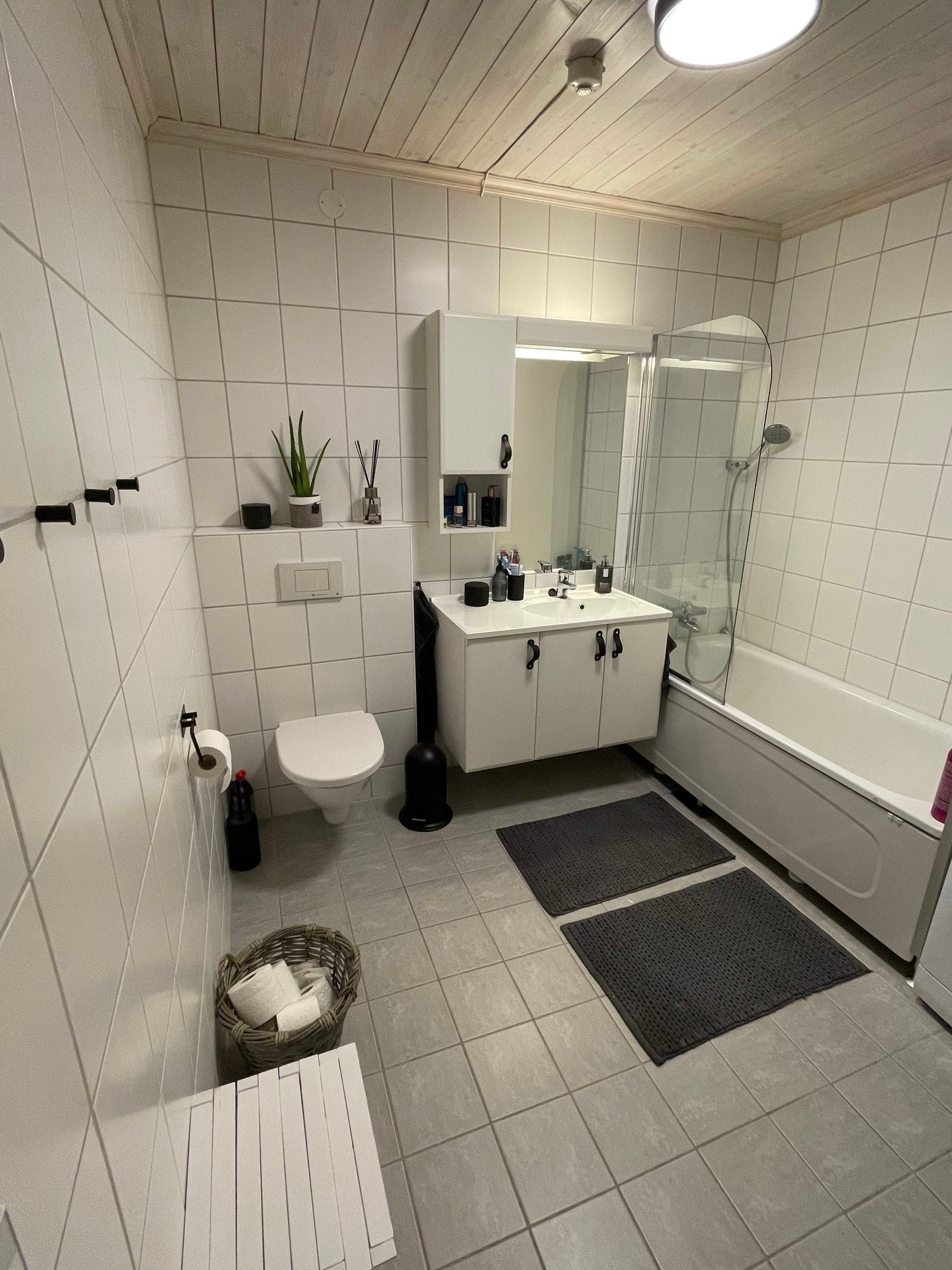 Hovedbad med badekar og hånddusj samt vegghengt wc Galleribilde