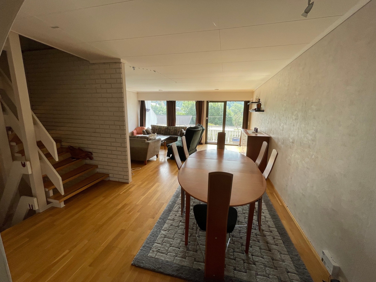 Stue møblert med spisebord. 2. etg Galleribilde