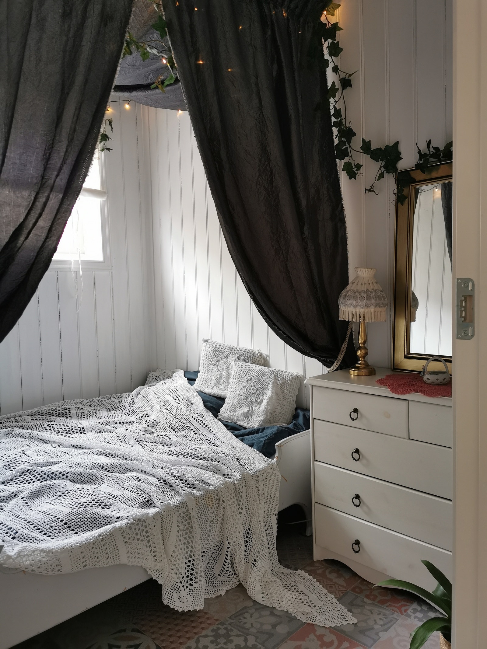 Soverom Lykkensborg mot rolig blindvei. Deilig himmelseng, 140 cm bred. Galleribilde