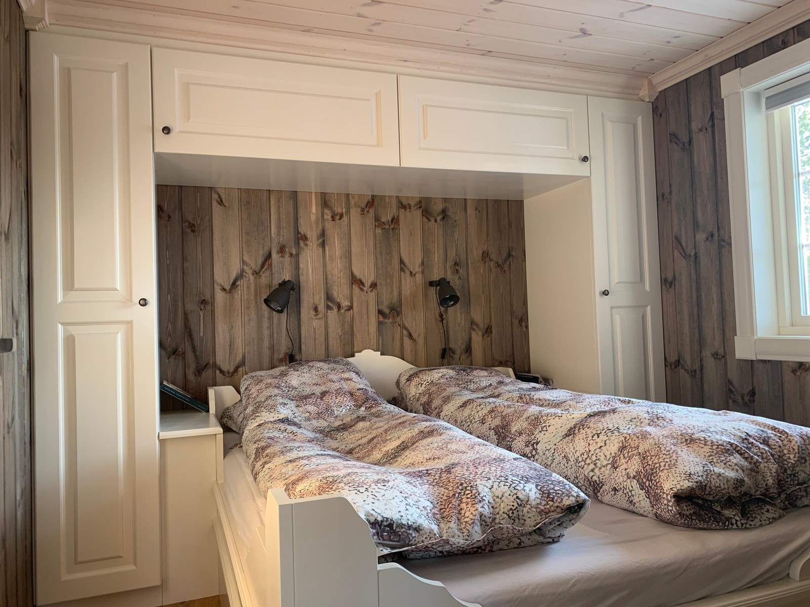 Håndlagde senger med integrerte garderobeskap gir god oppbevaring på hovedsoverom. Dette er inkludert og tilpassede løsninger. Galleribilde