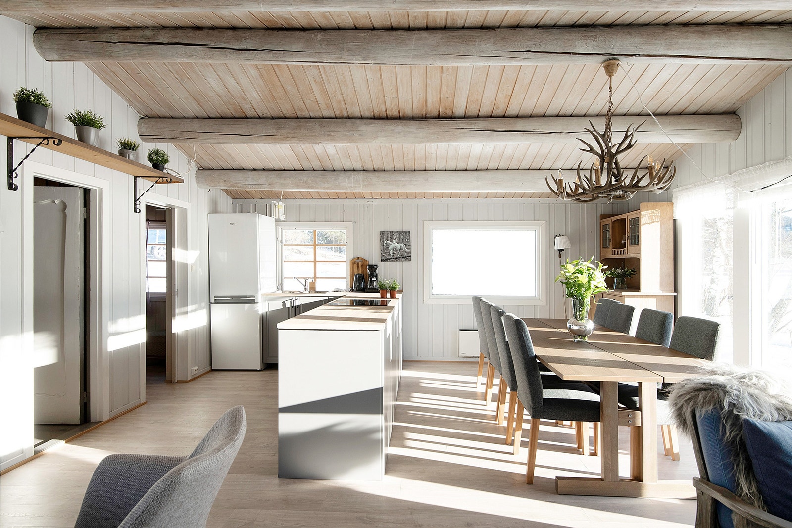 Hovedrom med stue kjøkken i ett - NÅ- sofa! Se vidre bilder Galleribilde