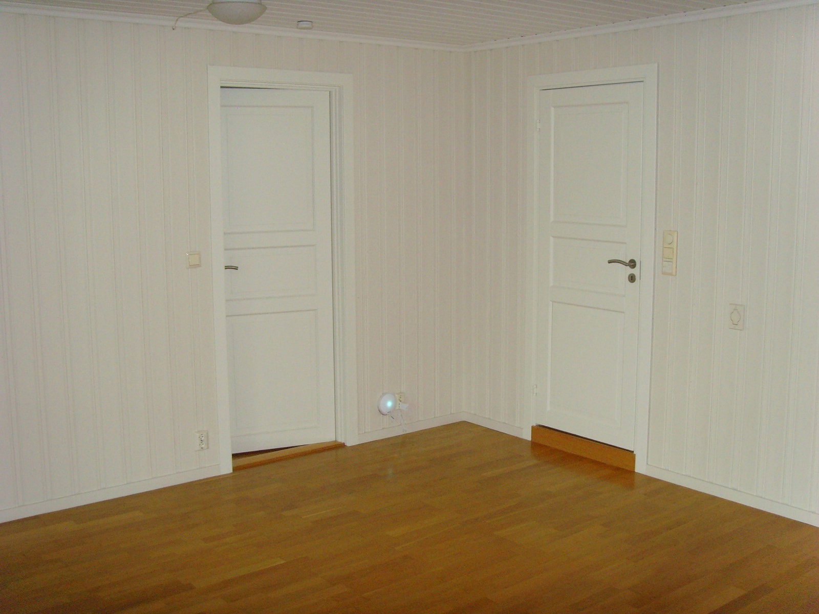 Stue m/dør mot soverom og bad Galleribilde