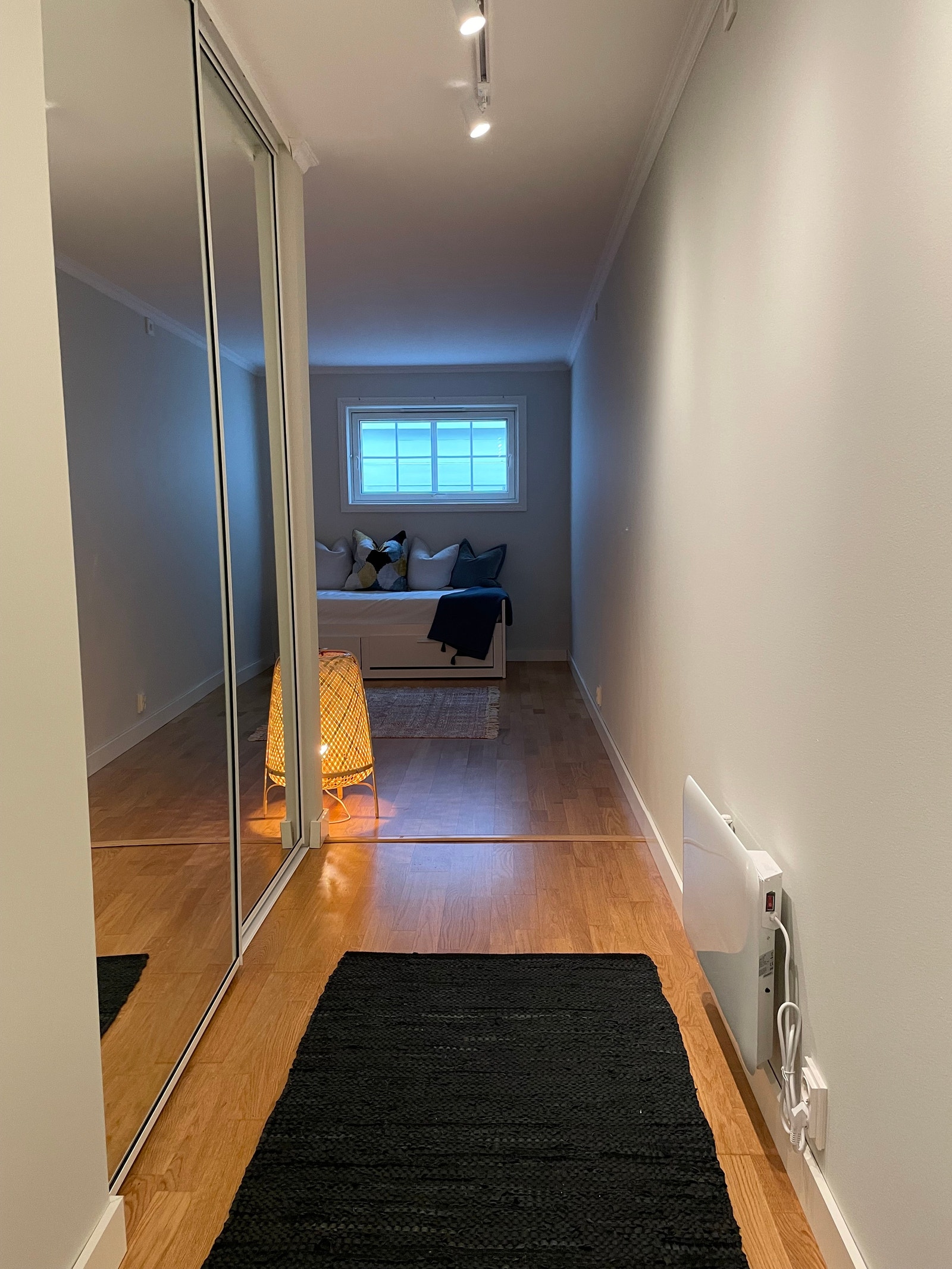 Inngangsparti med skyvedørsgarderobe Galleribilde