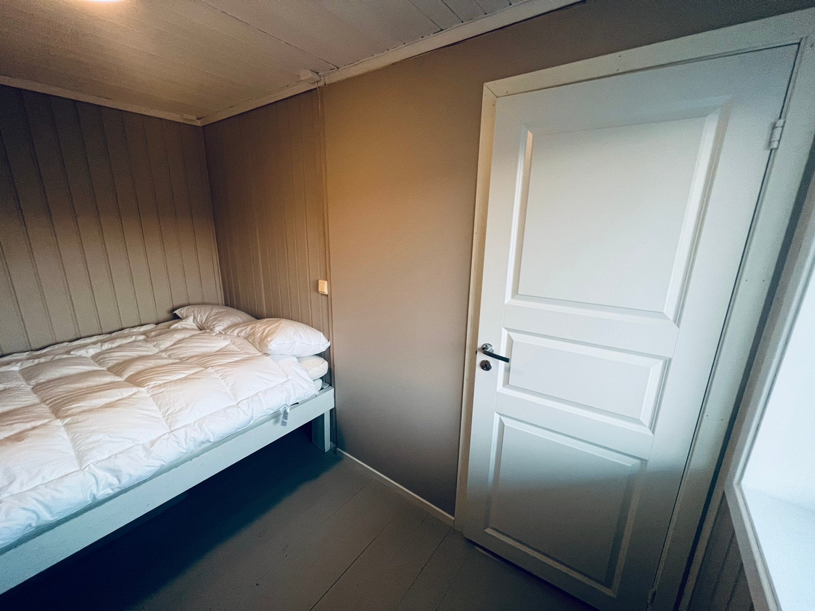 Koselig soverom med plassbygget seng Galleribilde