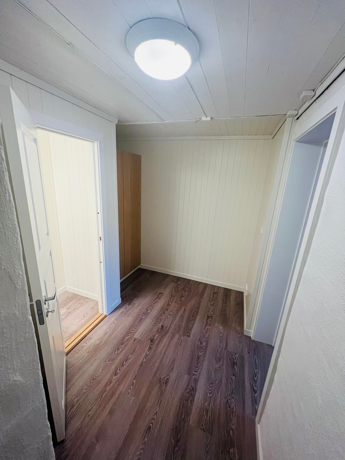 Gangen sett fra inngangsdøren. Bad mot venstre, stue mot høyre Galleribilde