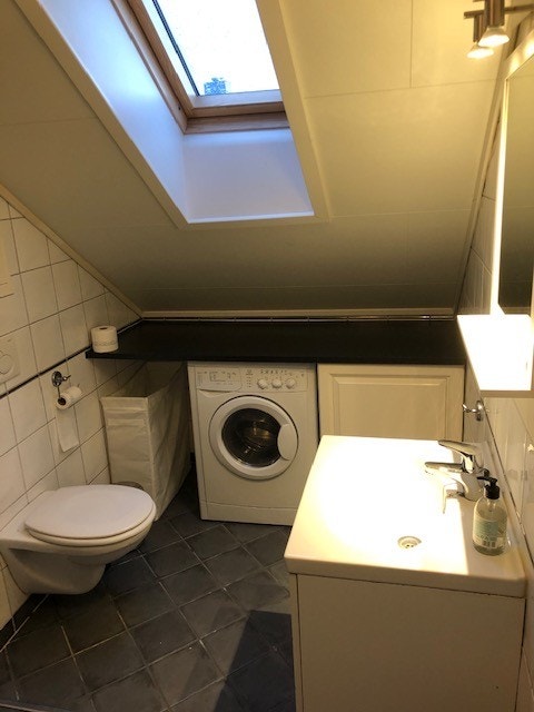 Flislagt bad med dusj og vaskemaskin Galleribilde